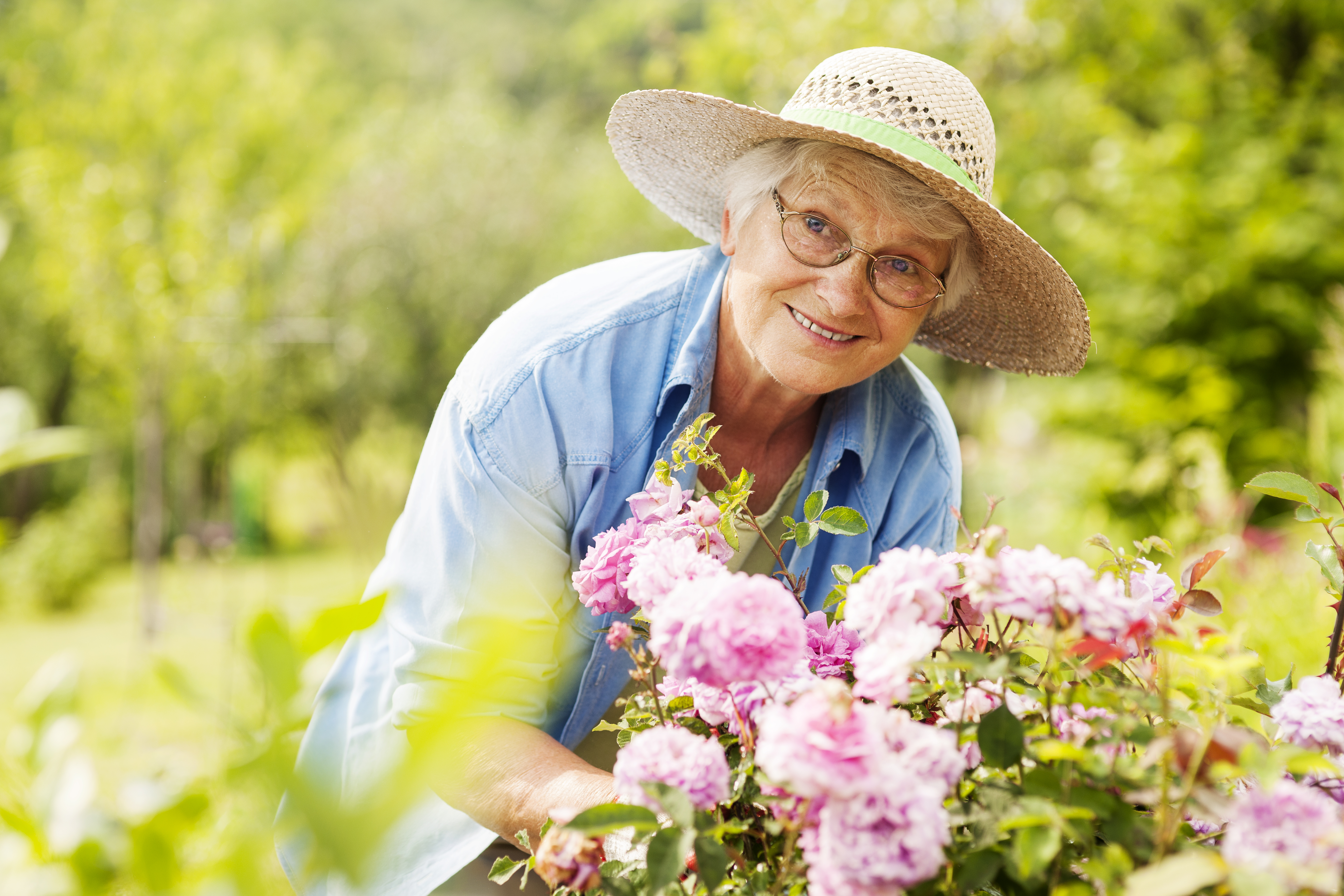 Ältere Frau mit Blumen im Garten | Quelle: Getty Images