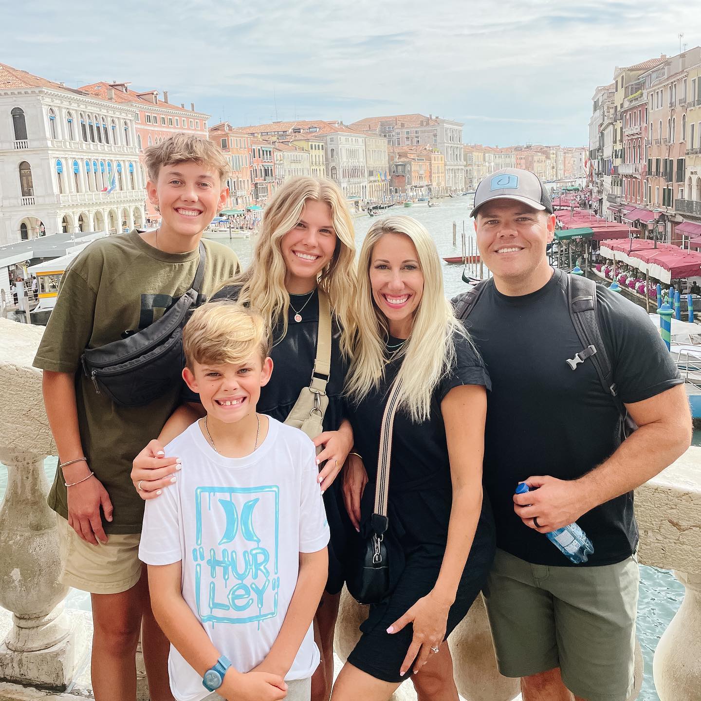 Der Italienurlaub brachte alle fünf Mitglieder von Jeremys engster Familie zu einem unvergesslichen Urlaub zusammen. Jahre nach seinem Missionsdienst in der Nähe von Venedig kehrte Jeremy mit seiner Frau und seinen Kindern in die Region zurück. | Quelle: Instagram/melisaosmond