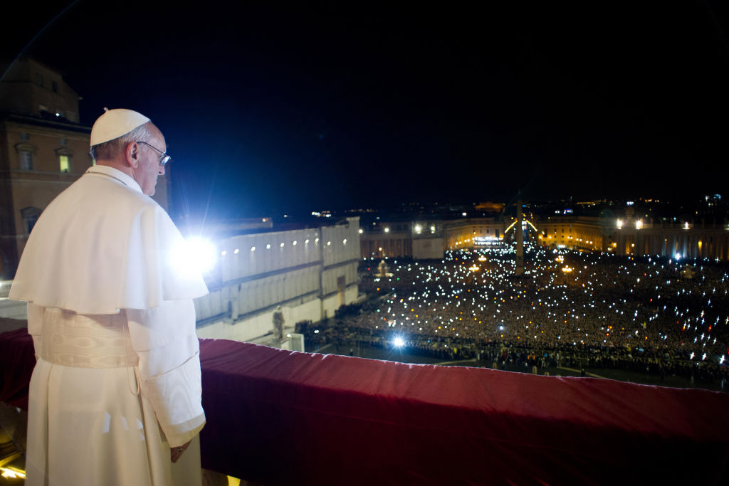 Der neu ernannte Papst Jose Mario Bergoglio erscheint auf dem Balkon des Petersdoms als Papst Franziskus, der im zweiten Wahlgang des geheimen Konklaves am 13. März 2013 in der Vatikanstadt, Vatikan, gewählt wurde