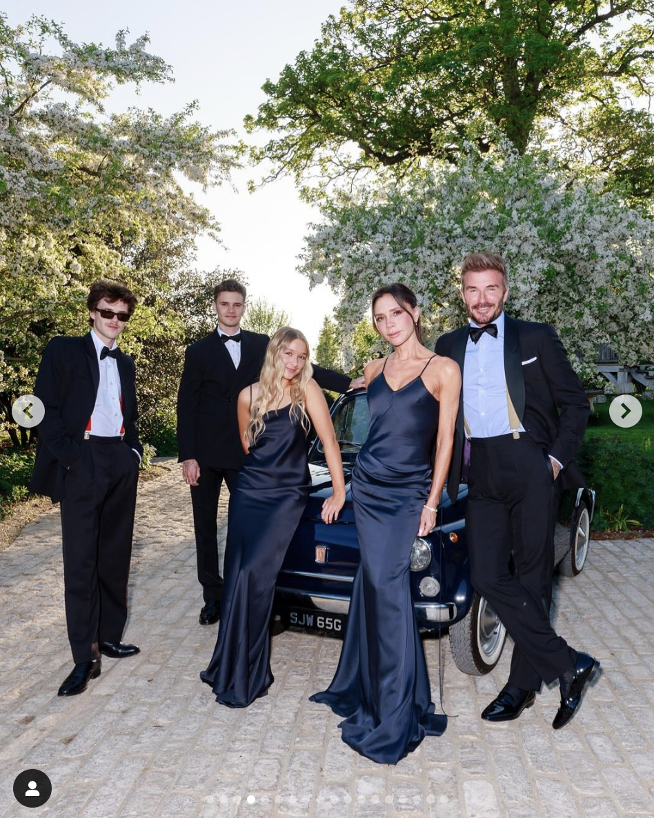 Cruz, Romeo, Harper, Victoria und David Beckham sind auf einem Foto zu sehen, das am 4. Mai 2025 geteilt wurde | Quelle: Instagram/victoriabeckham
