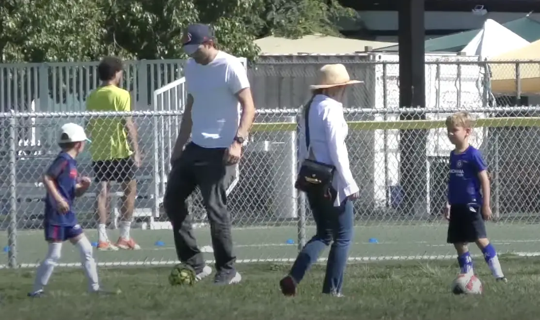 Ashton Kutcher spielt am Samstag Fußball. | Quelle: YouTube/@TheHollywoodFix