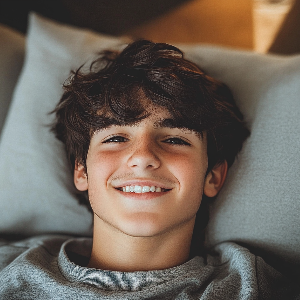 Ein lächelnder Junge im Teenageralter | Quelle: Midjourney