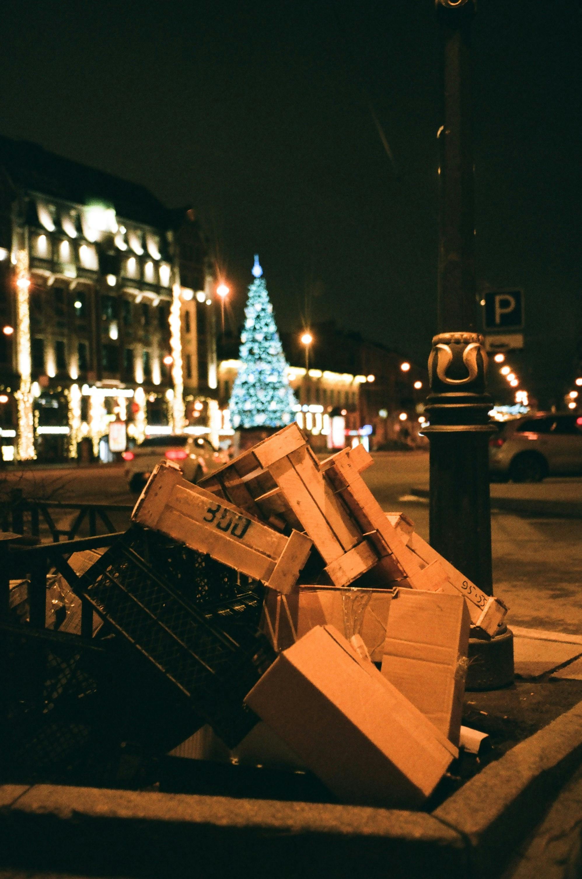 Kisten und Habseligkeiten auf der Straße | Quelle: Pexels