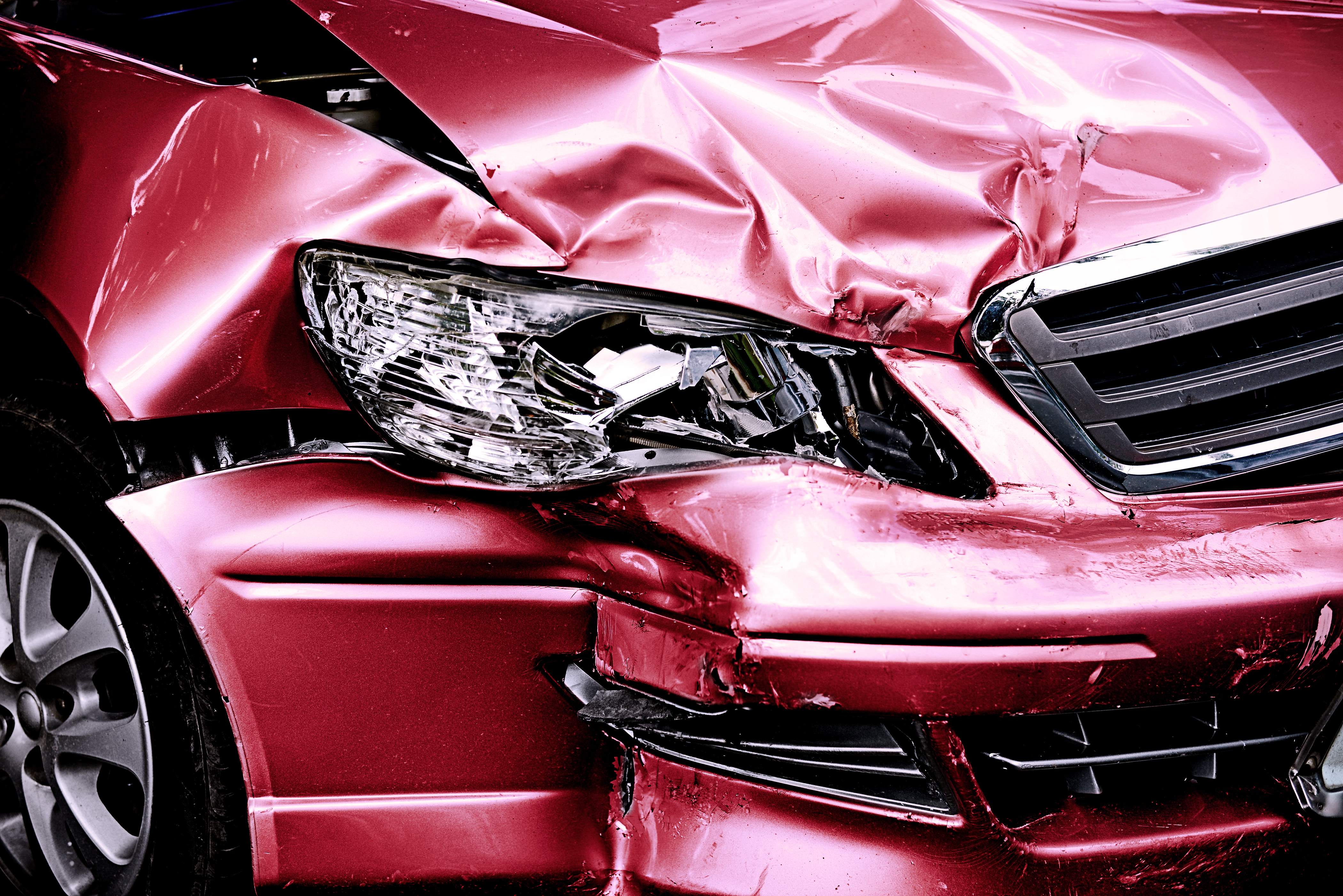 Ein beschädigtes Auto | Quelle: Shutterstock