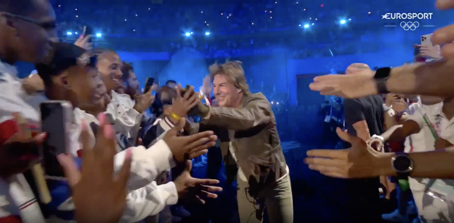 Tom Cruise im Gespräch mit Fans während der Abschlussfeier der Olympischen Spiele in Paris, aufgenommen am 12. August 2024 | Quelle: YouTube/Eurosport