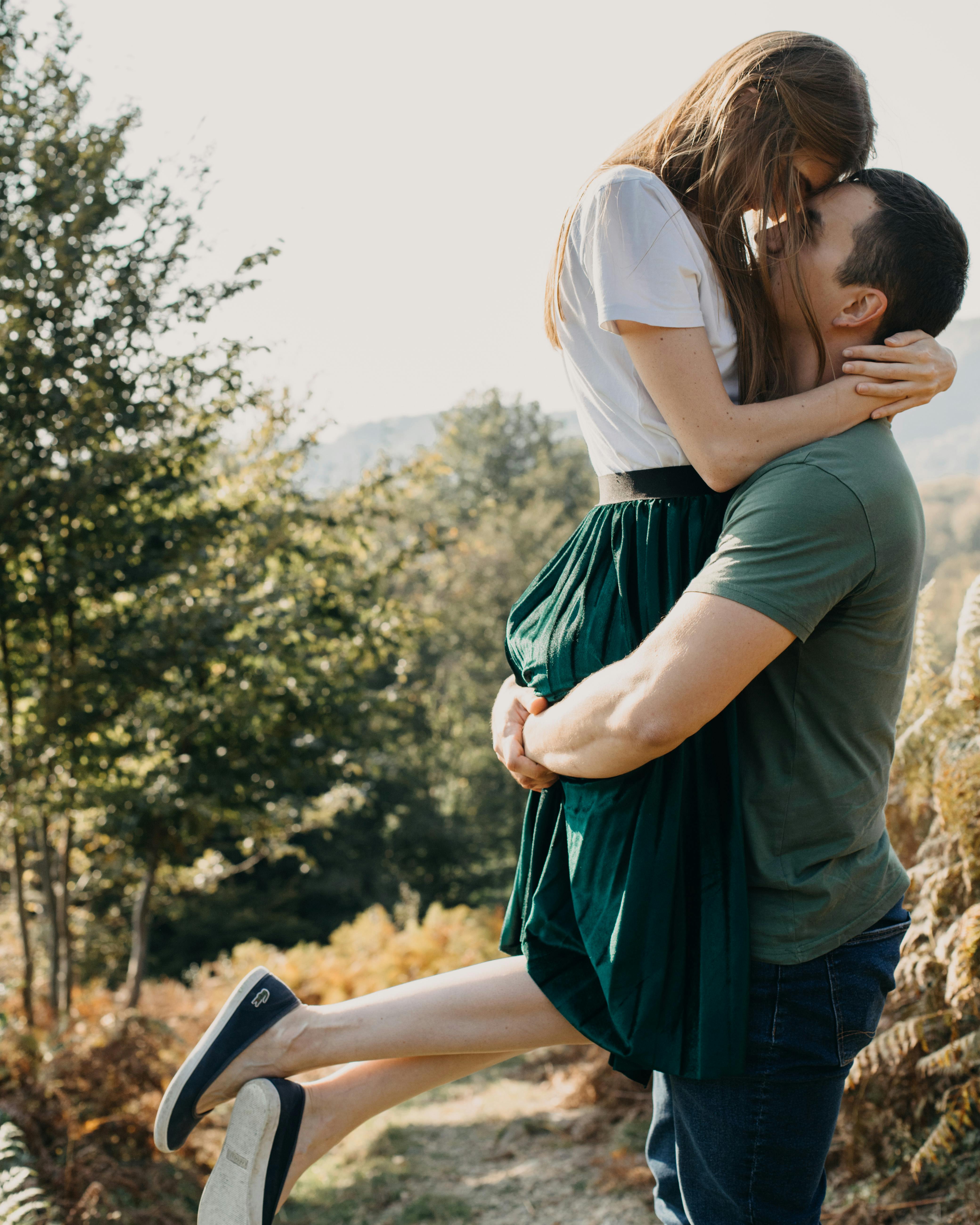Ein glückliches junges Paar posiert für ein Foto | Quelle: Dmitriy Ganin auf Pexels