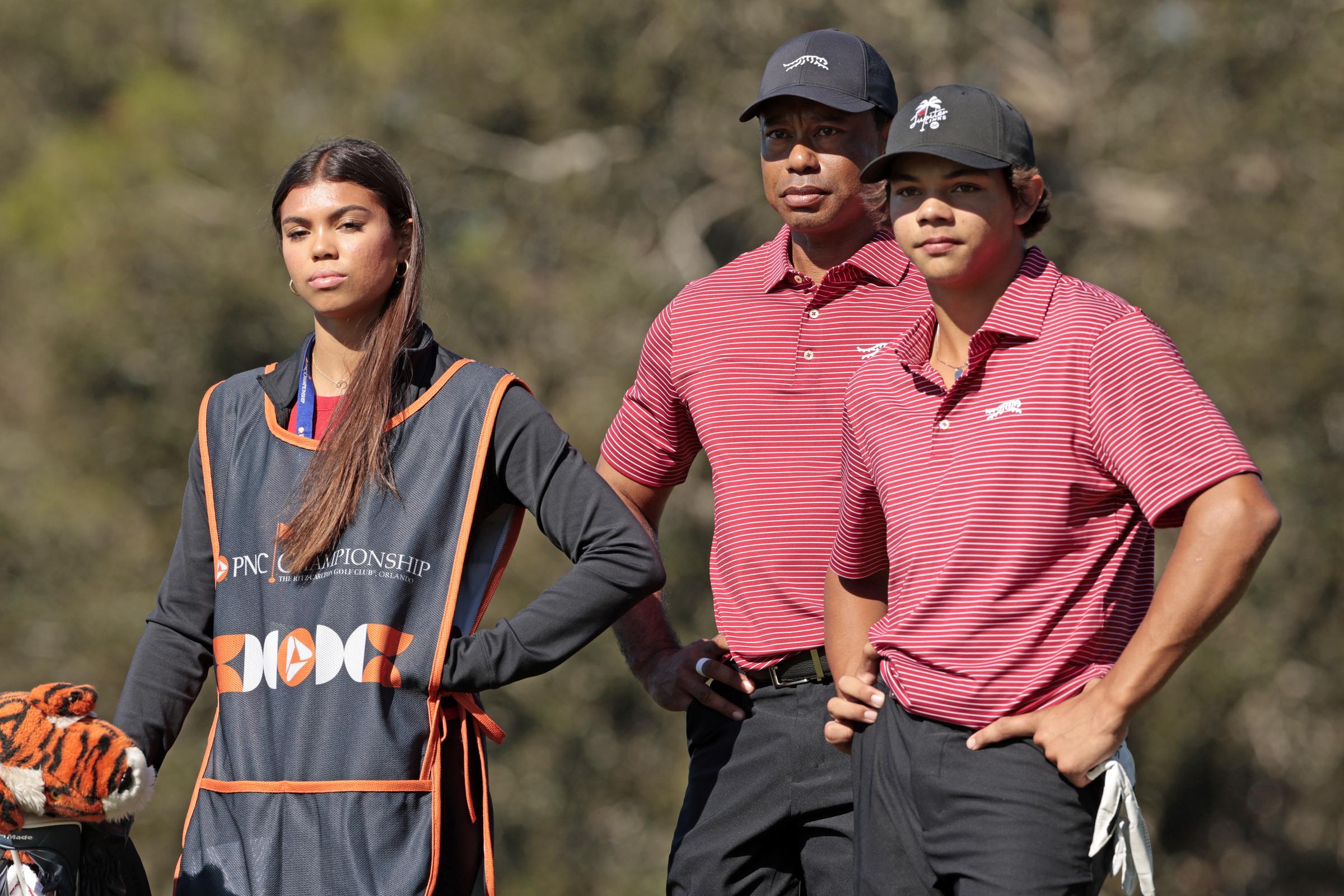 Sam, Charlie und Tiger Woods bereiten sich während der zweiten Runde der PNC Championship auf den Abschlag vom zweiten Tee vor | Quelle: Getty Images