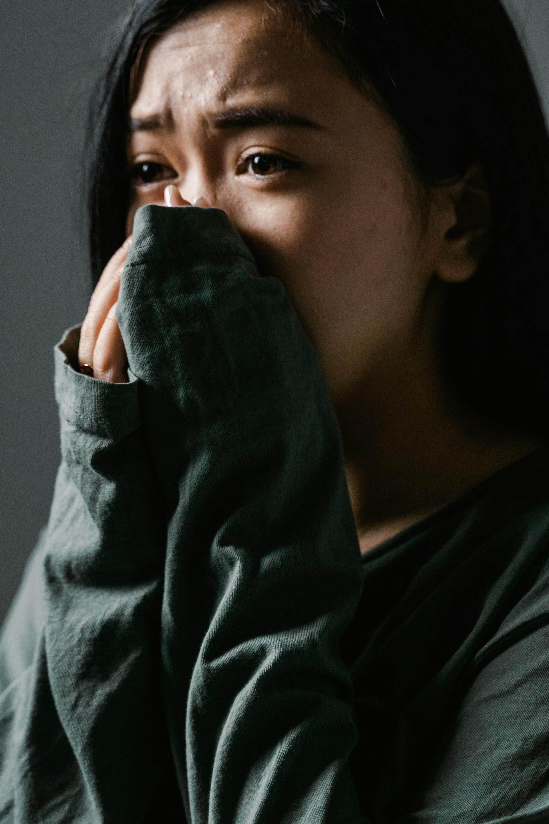 Eine ängstliche Frau | Quelle: Pexels