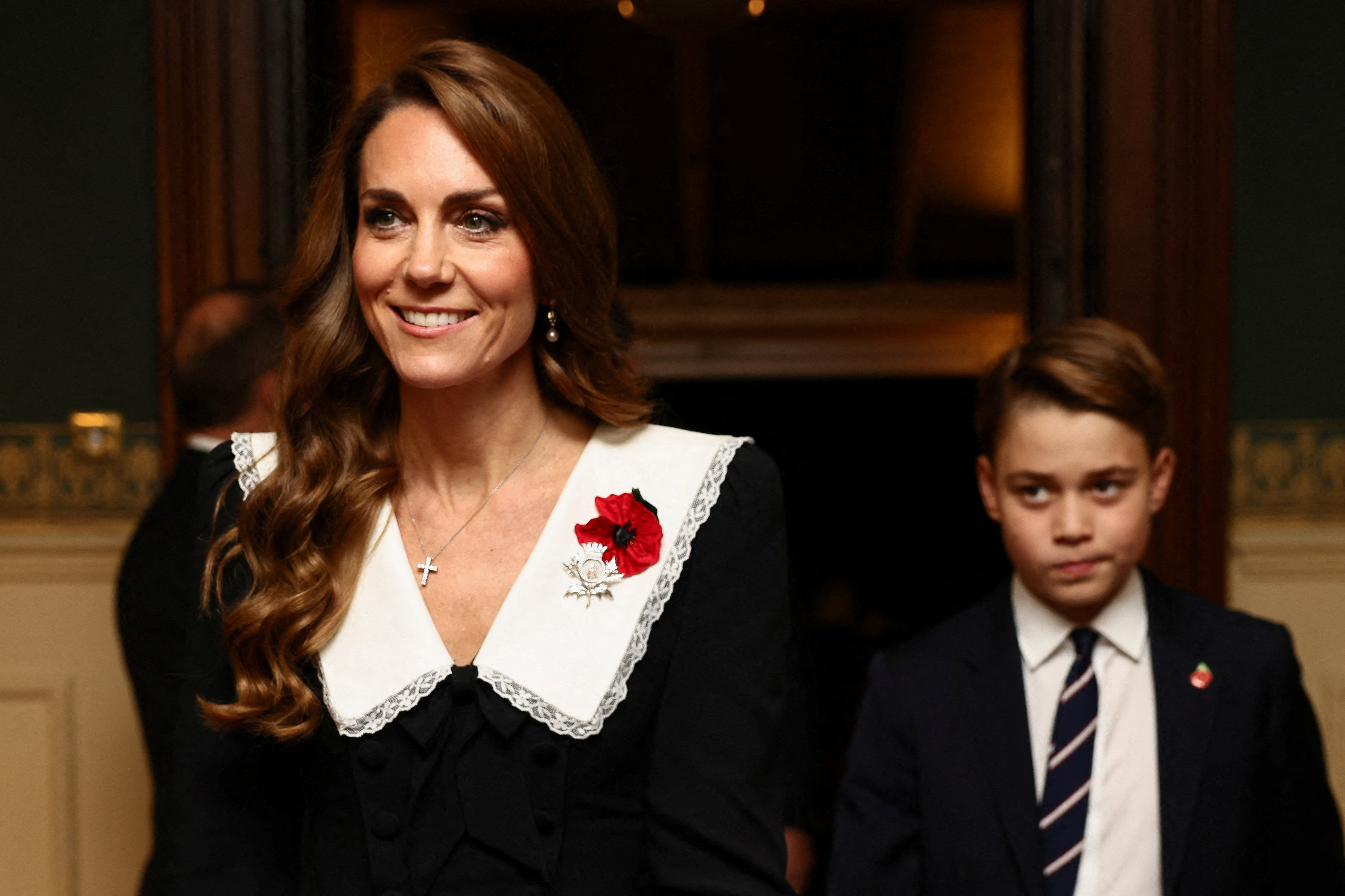 George begleitete Catherine am 8. November zum „Festival of Remembrance“ der Royal British Legion in der Londoner Royal Albert Hall. Mit seinen 12 Jahren zeigte dieser Auftritt, wie er gemeinsam mit seiner Mutter an einer großen Gedenkveranstaltung teilnahm.