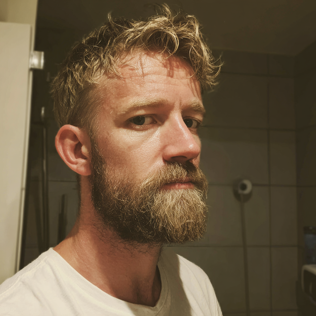 Ein Mann, der in einem Badezimmer steht | Quelle: Midjourney