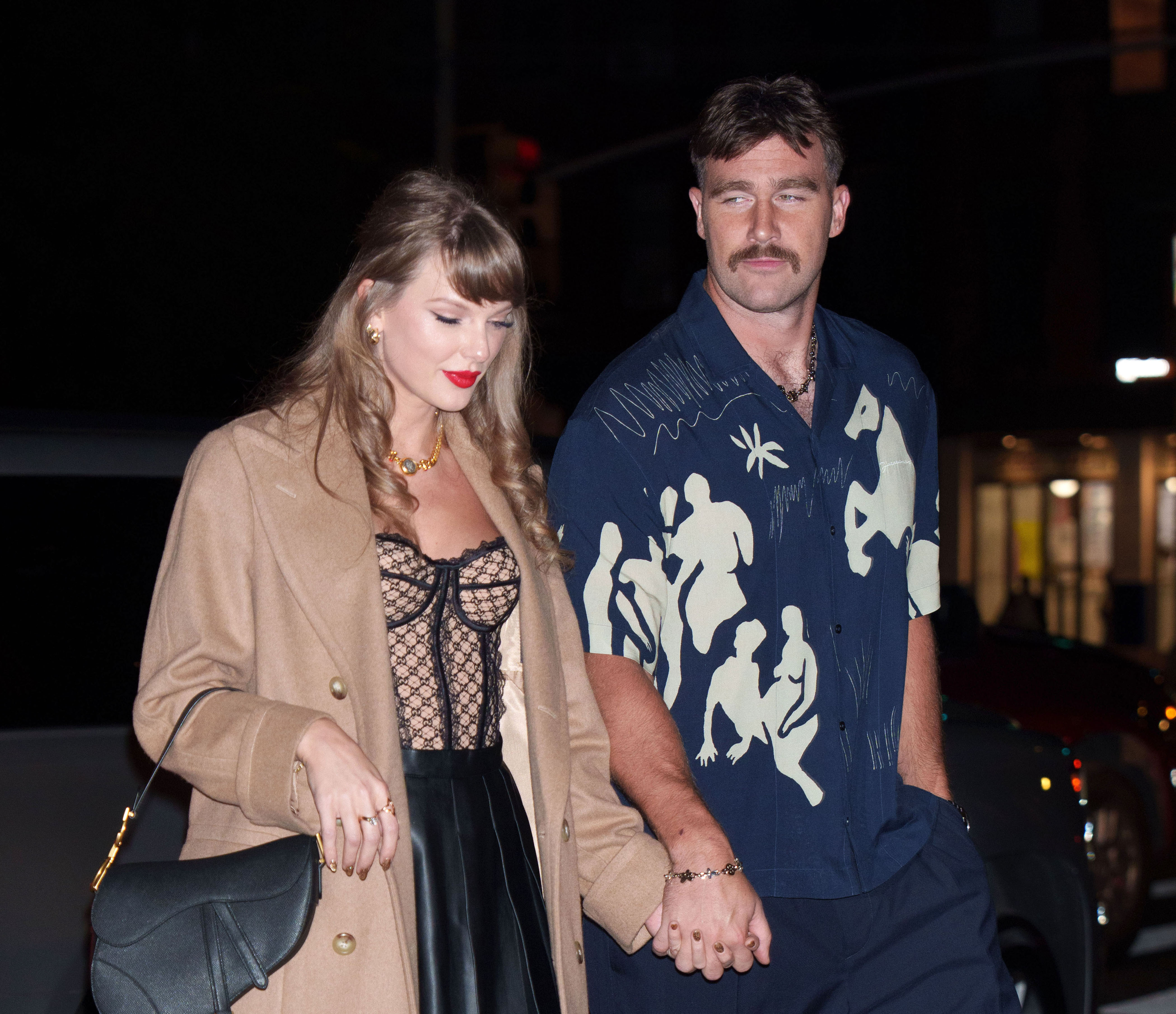 Taylor Swift und Travis Kelce werden am 11. Oktober 2024 in New York City gesehen | Quelle: Getty Images