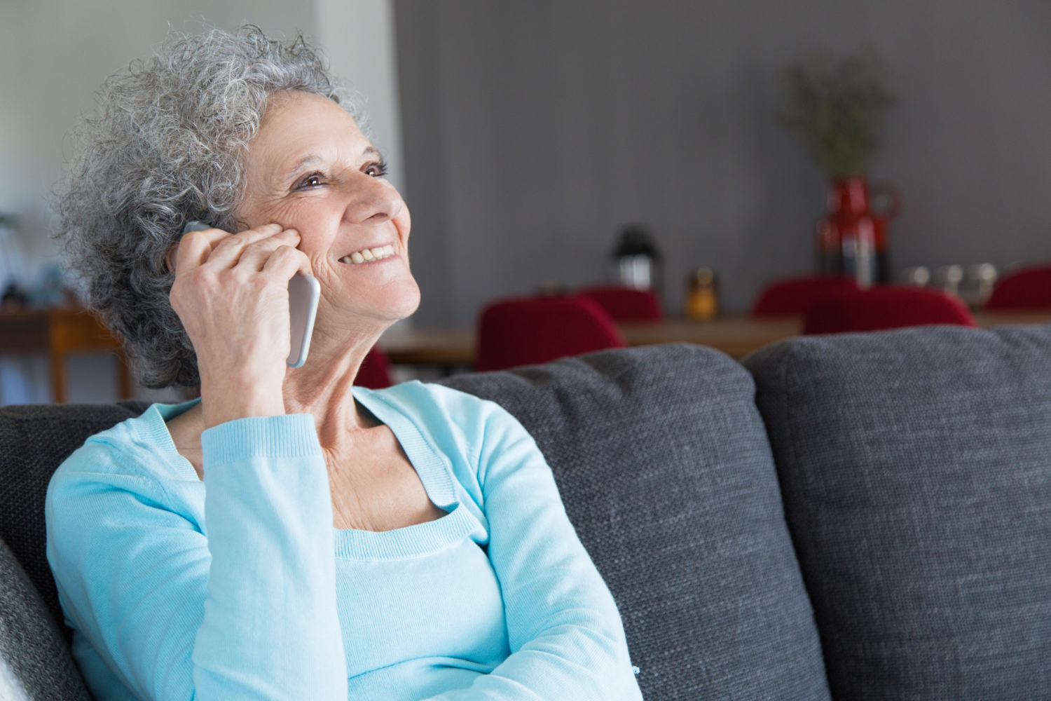 Eine erfreute ältere Frau beim Telefonieren | Quelle: Freepik