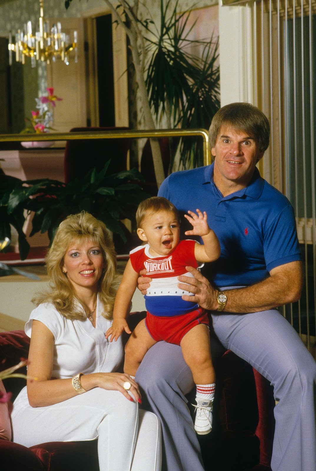 Carol J. Woliung, Pete Rose und Tyler Rose, fotografiert in ihrem Zuhause in den 1980er Jahren. | Quelle: Getty Images