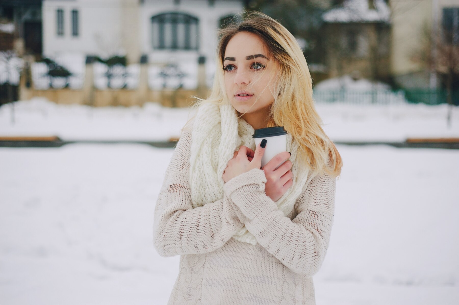 Eine ernste Frau draußen im Schnee | Quelle: Freepik