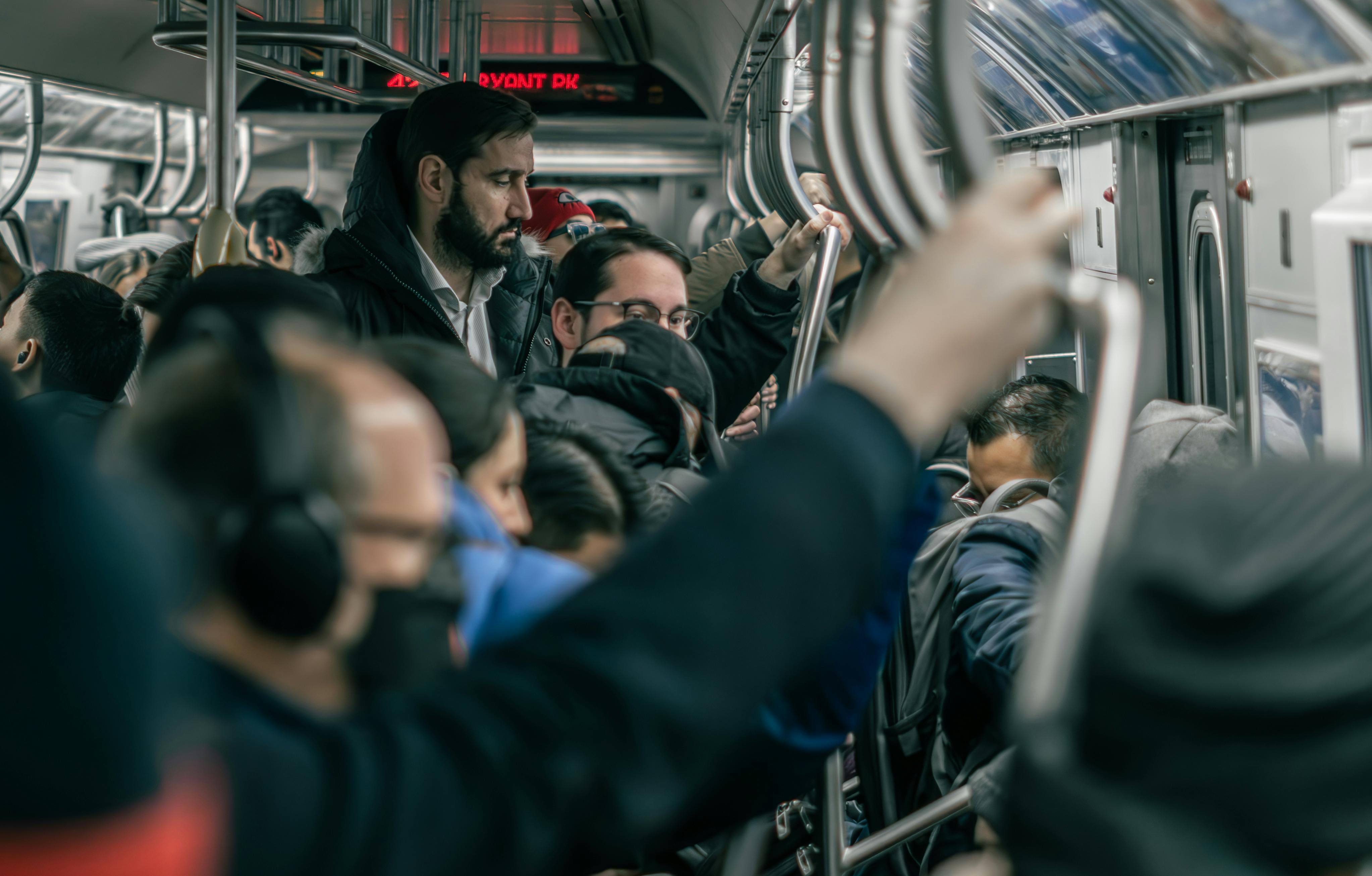 Menschen in einem überfüllten Bus | Quelle: Pexels