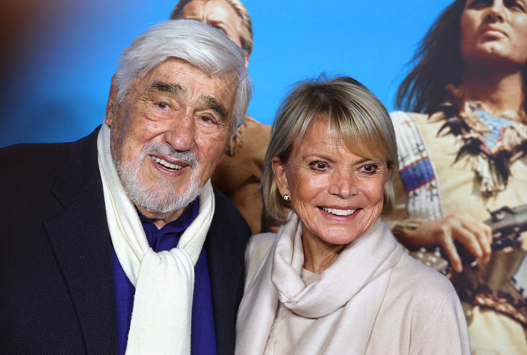 Die Schauspieler Mario Adorf (links) und Uschi Glas stehen auf dem roten Teppich bei der Matinee der technisch überarbeiteten 4K-Version von „Winnetou I“. | Quelle: Getty Images
