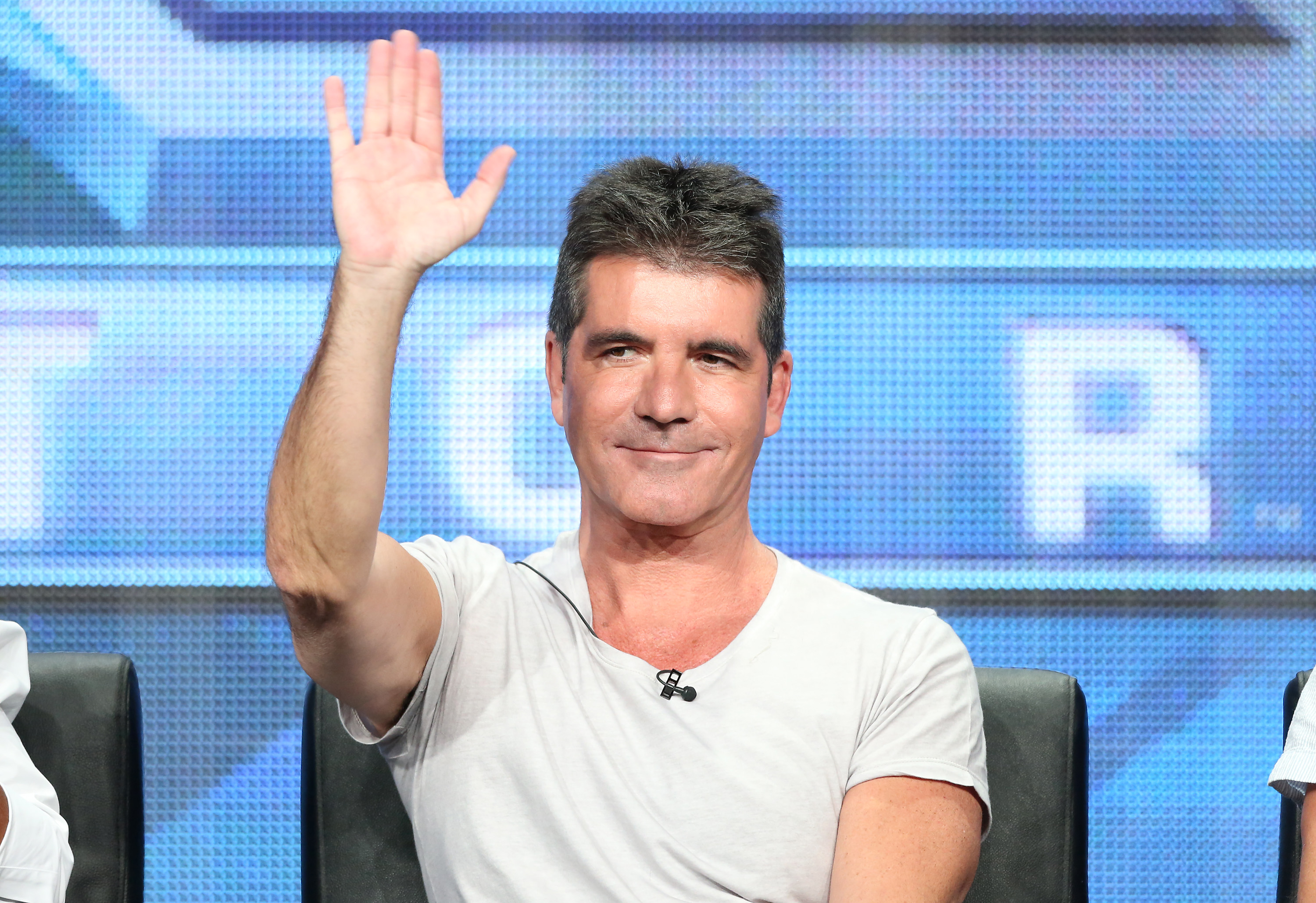 Simon Cowell spricht auf der Bühne während der Podiumsdiskussion von "The X Factor" am 1. August 2013 | Quelle: Getty Images