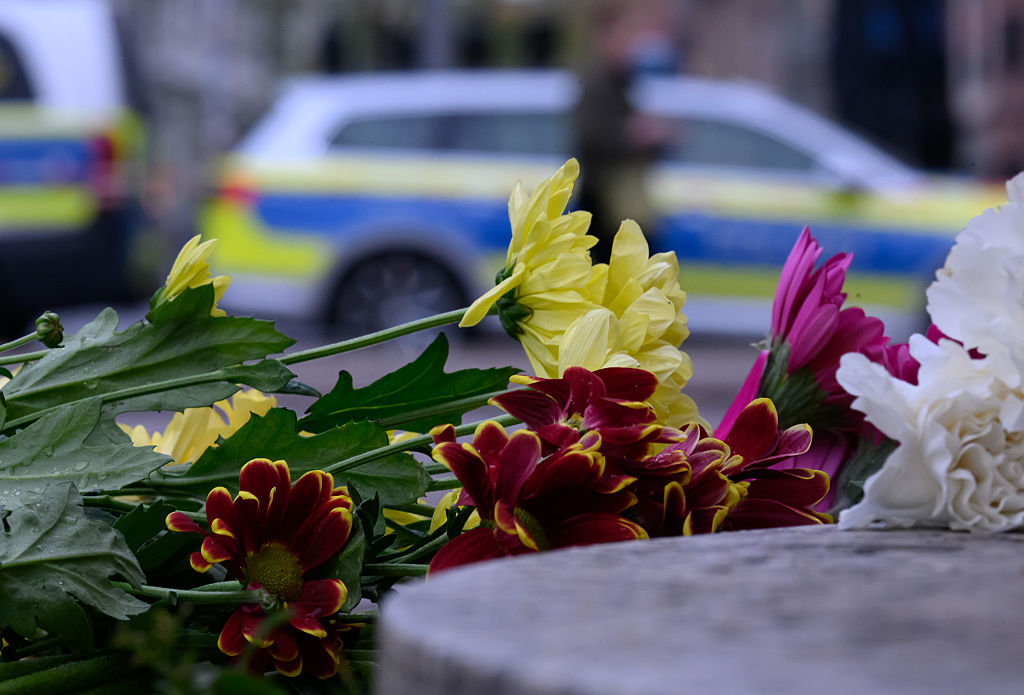 5. Mai 2026, Sachsen, Leipzig: Am Eingang zur Grimmaischen Straße liegen Blumen, nachdem bei einem mutmaßlichen Amoklauf in Leipzig zwei Menschen ums Leben gekommen und drei schwer verletzt worden sind. Ein 33-jähriger deutscher Staatsbürger war am Montagnachmittag in die belebte Fußgängerzone gerast. | Quelle: Getty Images