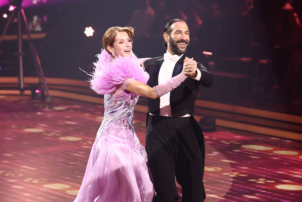 Esther Schweins und Massimo Sinató | Quelle: Getty Images