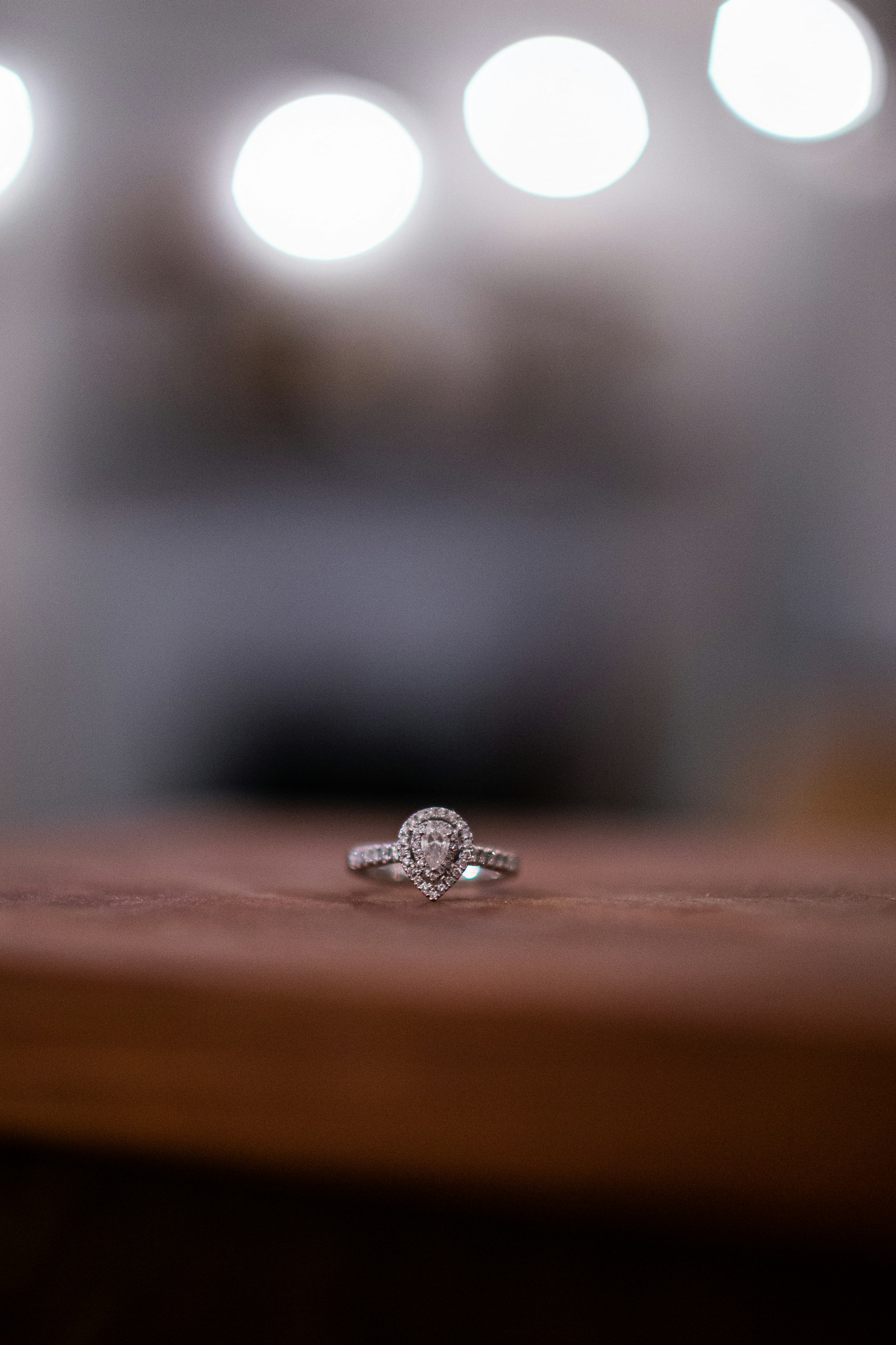 Ein Diamantring auf dem Tisch | Quelle: Unsplash