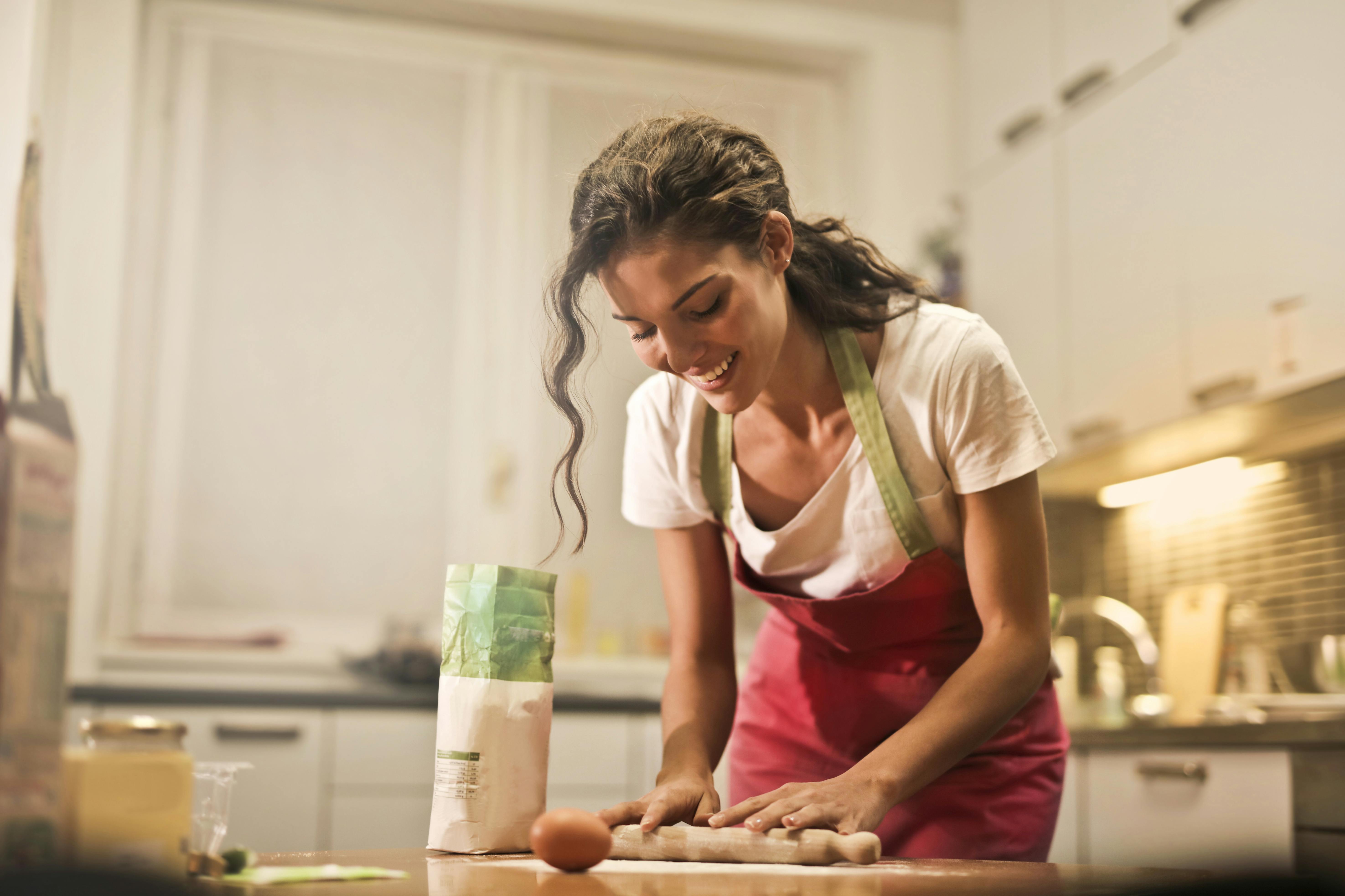 Eine Frau, die Essen zubereitet | Quelle: Pexels