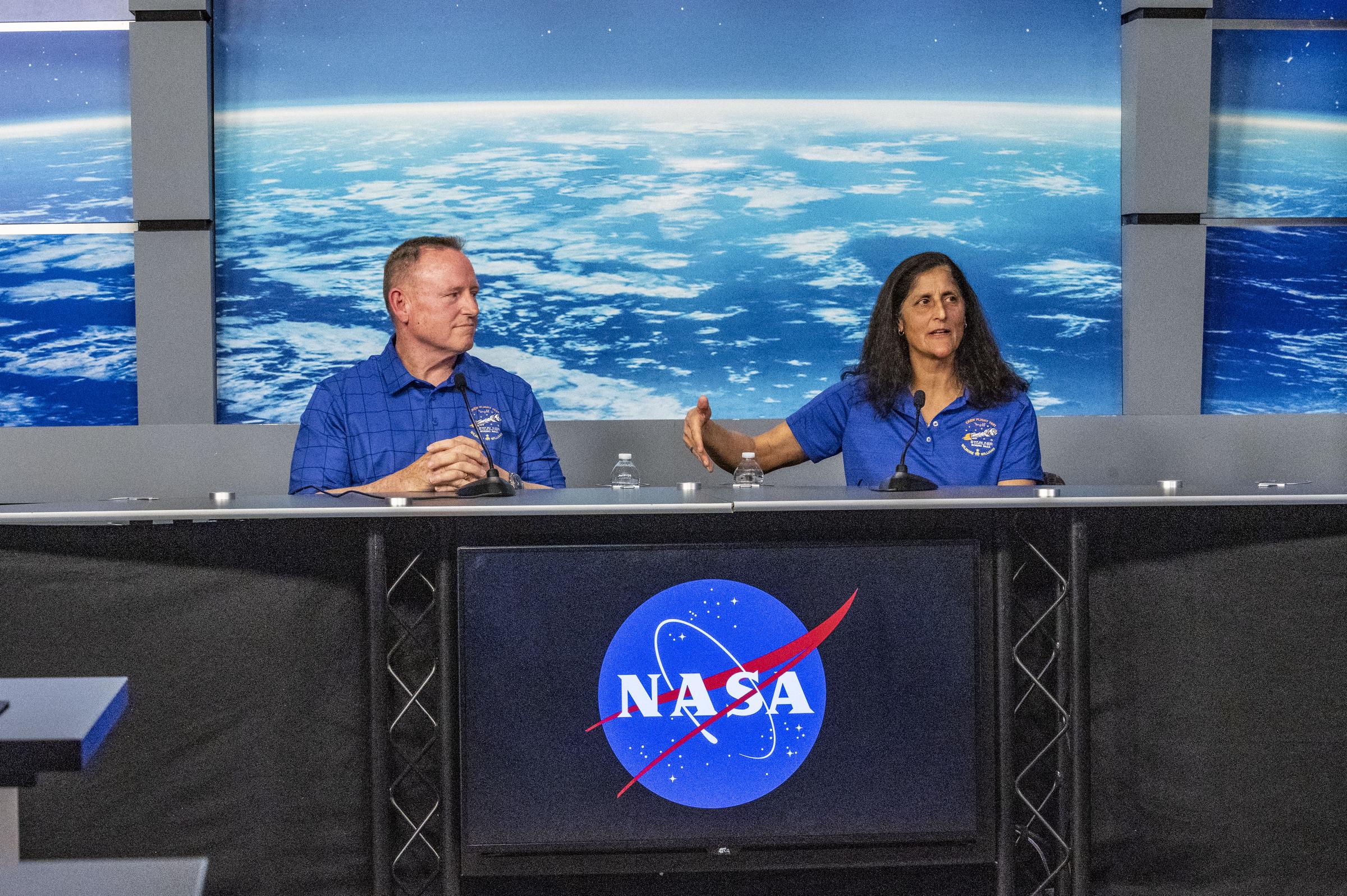 Barry Butch Wilmore und Sunita Suni Williams beantworten Fragen während eines Mediengesprächs im März 2024 | Quelle: Getty Images