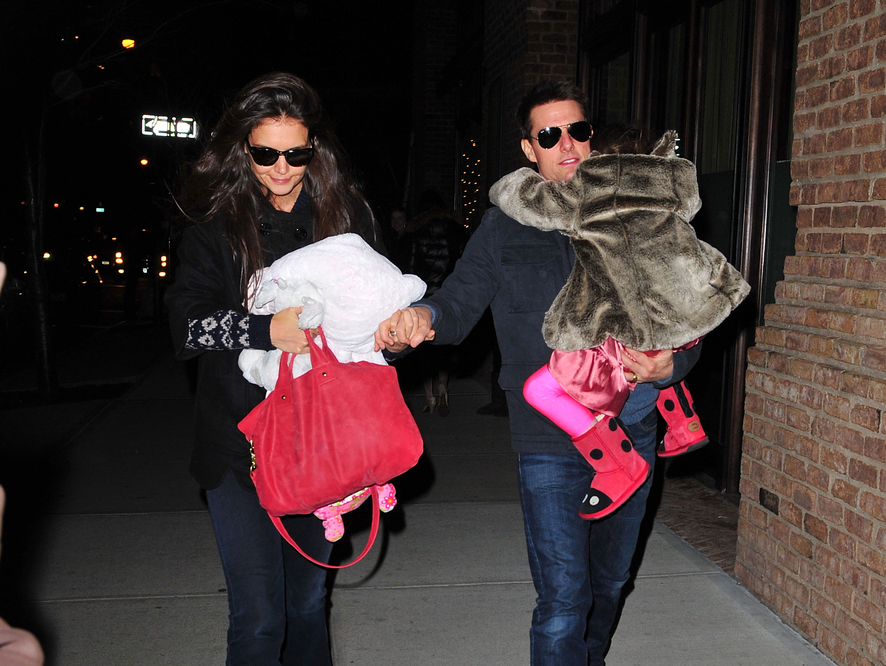 Katie Holmes, Tom Cruise und Suri Cruise auf den Straßen von Manhattan in New York City, am 17. Dezember 2011. | Quelle: Getty Images