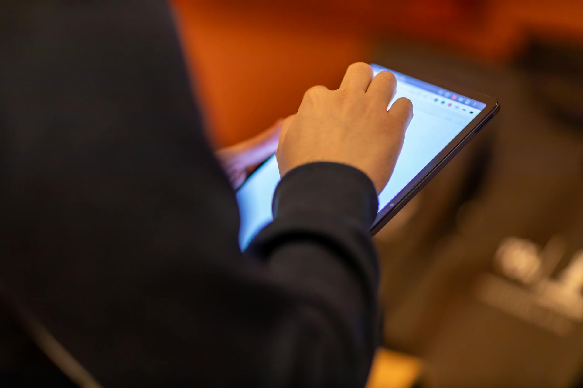 Eine Person hält ein Tablet in der Hand | Quelle: Pexels