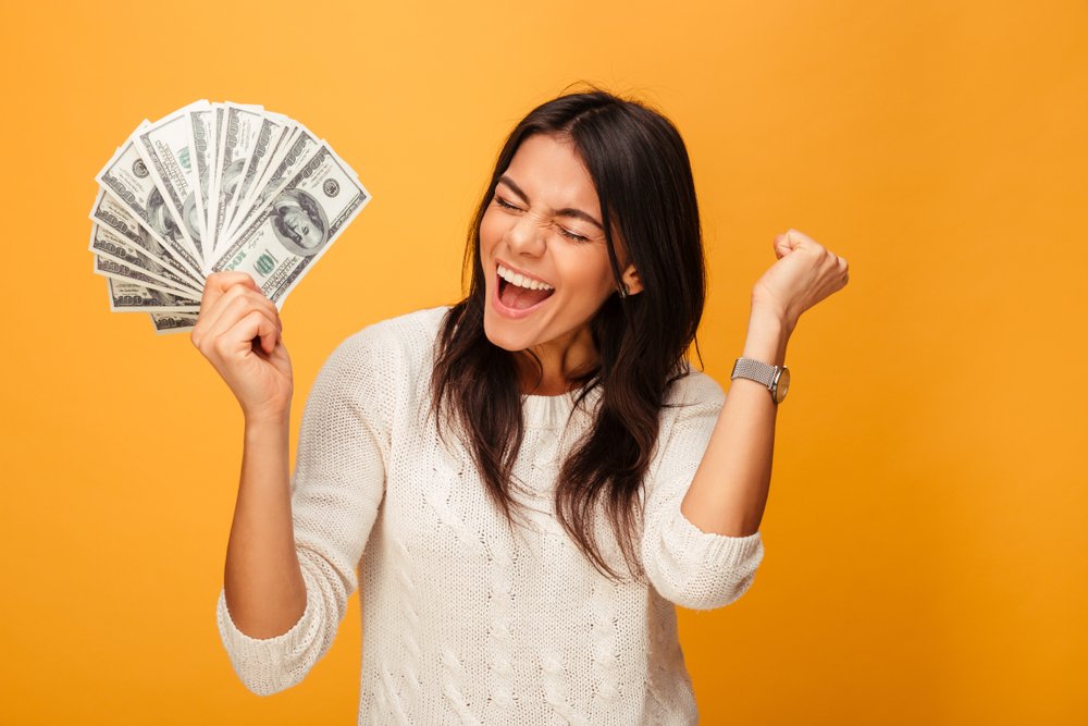 Eine Frau, die Geld in ihrer Hand hält. | Quelle: Shutterstock 
