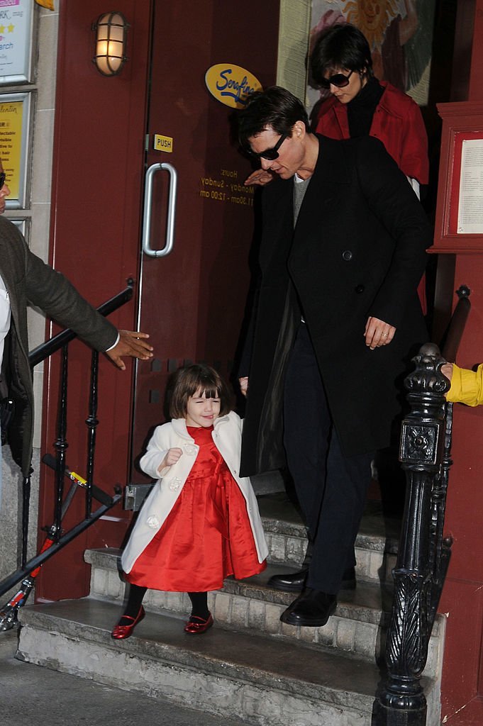 Tom Cruise, seine Frau Katie Holmes und ihre Tochter Suri Cruise verlassen ein Restaurant am 28. November 2008 | Quelle: Getty Images