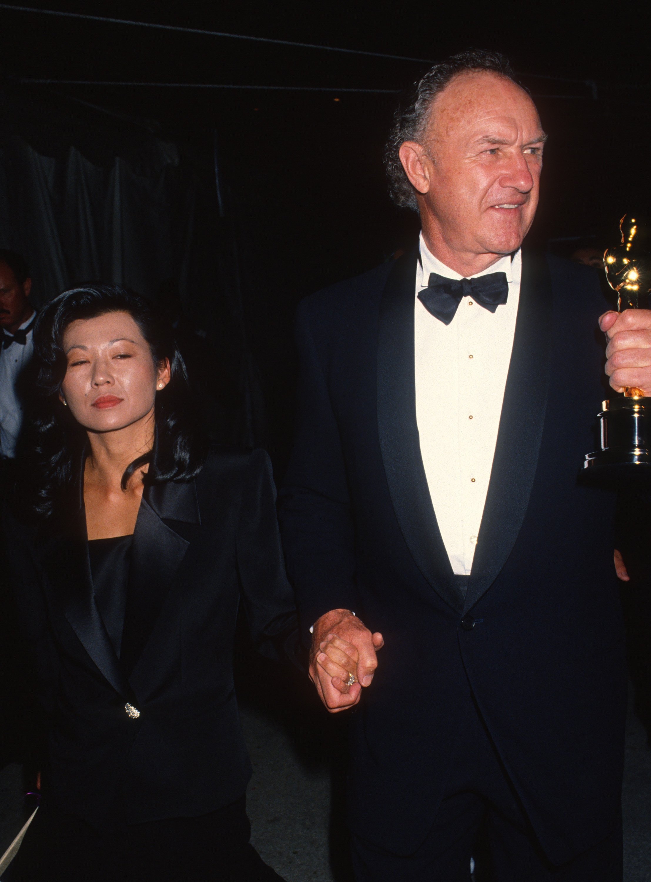 Betsy Arakawa und der Schauspieler Gene Hackman besuchen die 65. jährliche Verleihung der Academy Awards im Dorothy Chandler Pavilion, Los Angeles, Kalifornien, am 29. März 1993 | Quelle: Getty Images