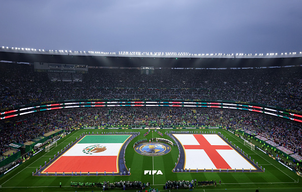 Spieler und Schiedsrichter stehen vor dem WM-Achtelfinale zwischen Mexiko und England im Mexico City Stadium auf, Mexiko-Stadt, 5. Juli 2026. | Quelle: Getty Images