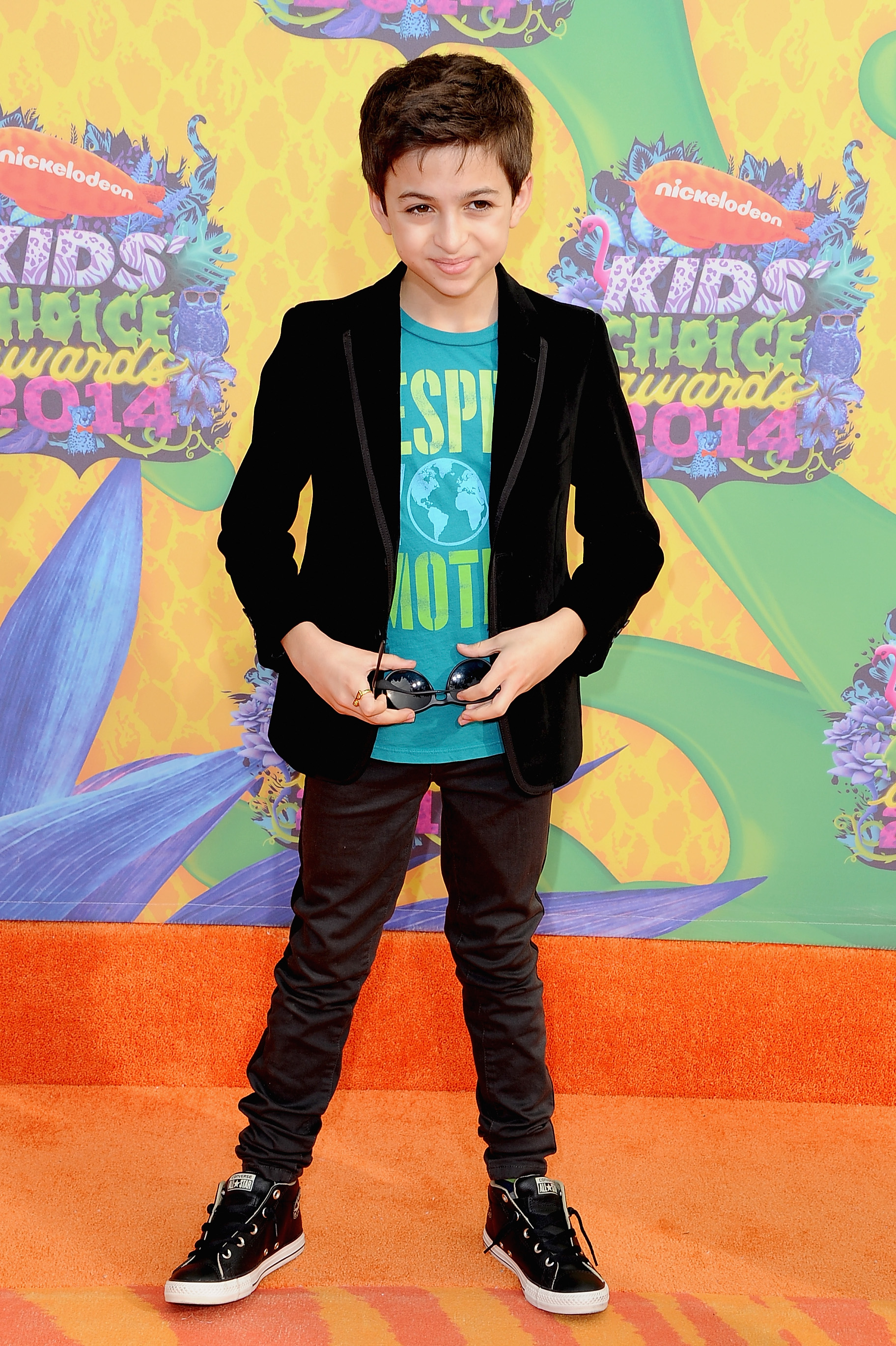 Sie nimmt an den 27. jährlichen Kids’ Choice Awards von Nickelodeon in Los Angeles, Kalifornien, teil und trägt dabei einen schwarzen Blazer, ein türkisfarbenes T-Shirt mit Aufdruck, eine dunkle Hose und High-Top-Sneaker. | Quelle: Getty Images
