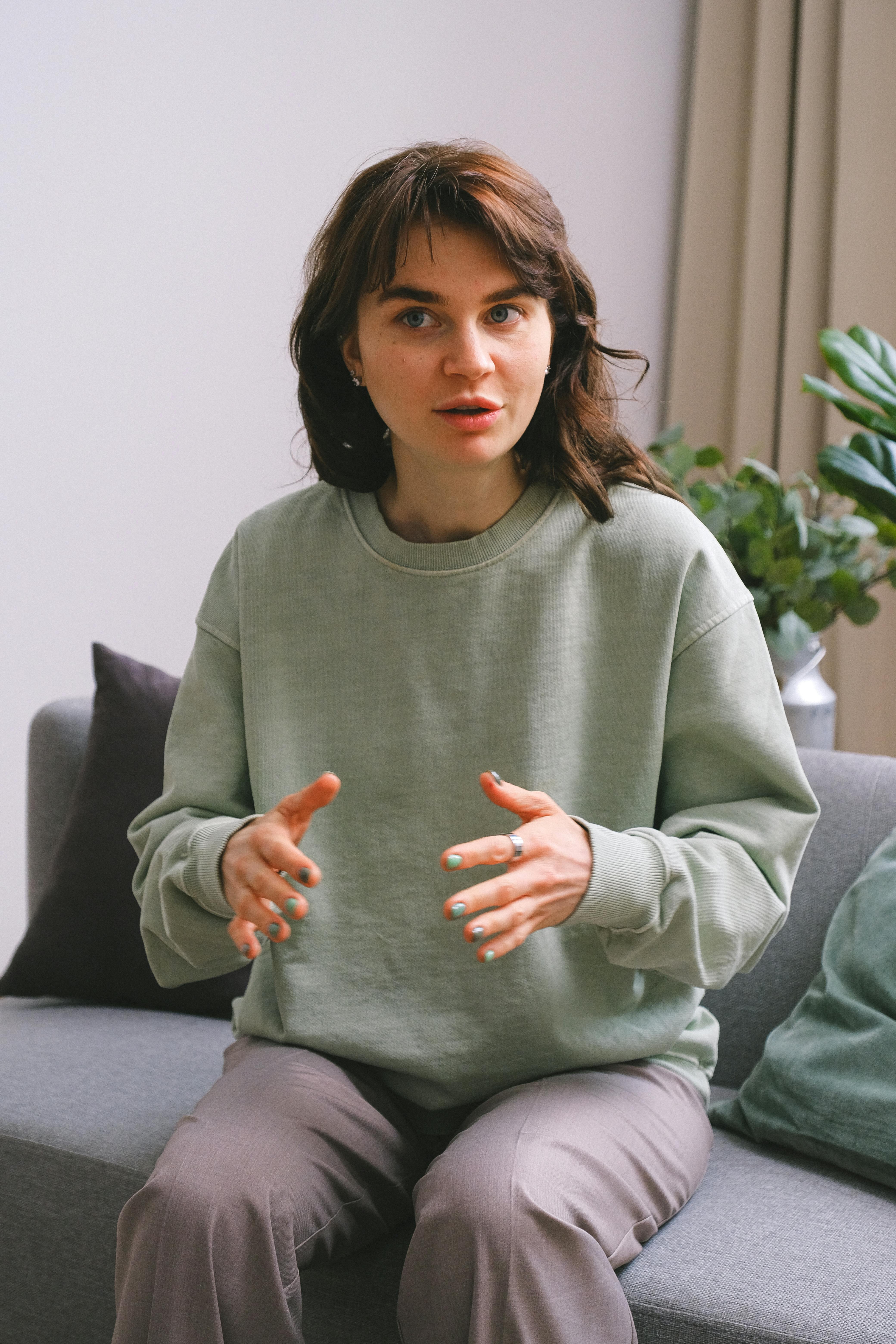 Eine junge Frau, die mit ihren Händen gestikuliert | Quelle: Pexels