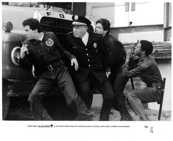Steve Guttenberg, George Gaynes, Andrew Rubin und Michael Winslow verfolgen einen Verbrecher in einer Szene aus dem Film "Police Academy", 1984 | Quelle: Getty Images