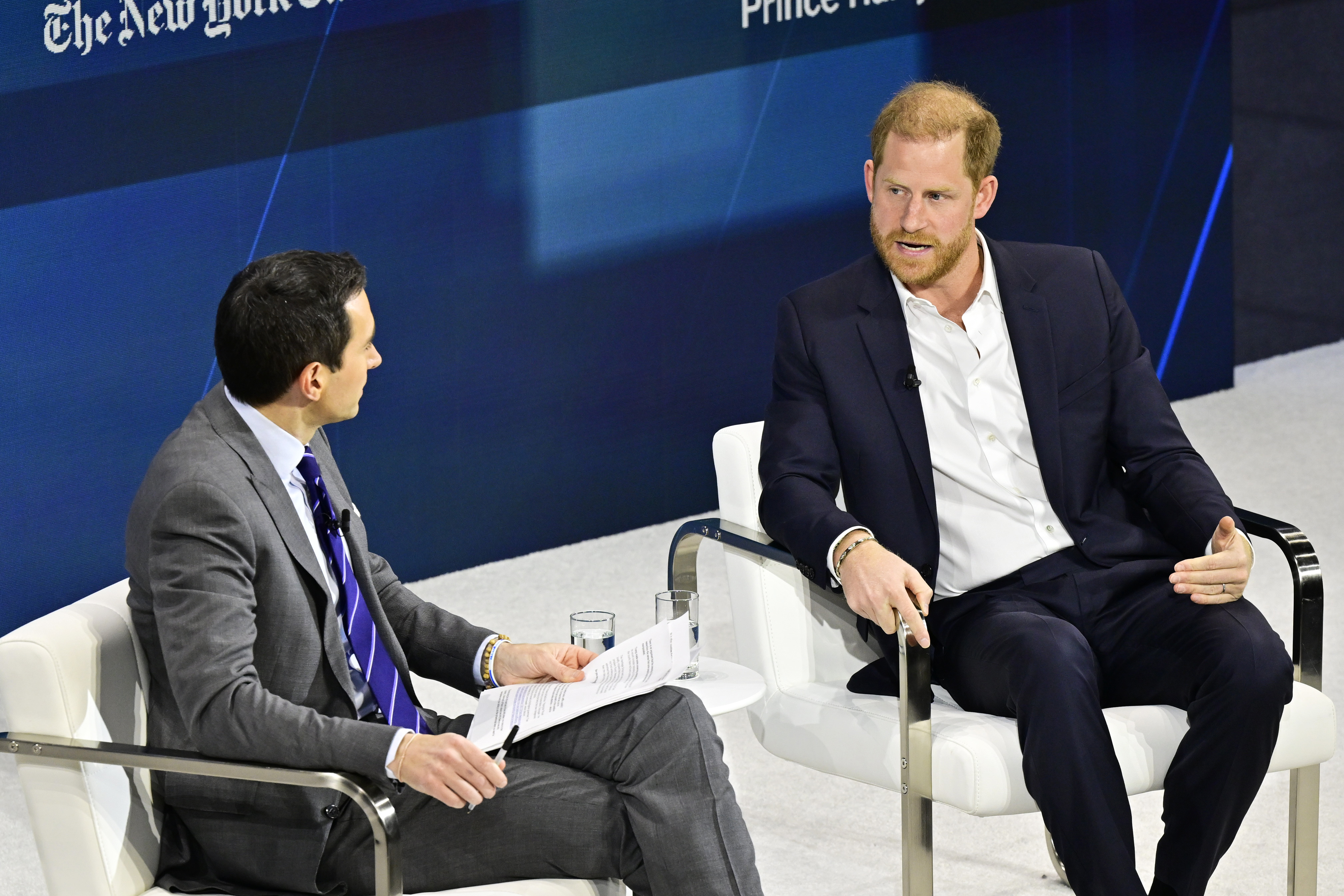 Prinz Harry spricht auf der Bühne während des The New York Times Dealbook Summit 2024 am 4. Dezember 2024 in New York City. | Quelle: Getty Images