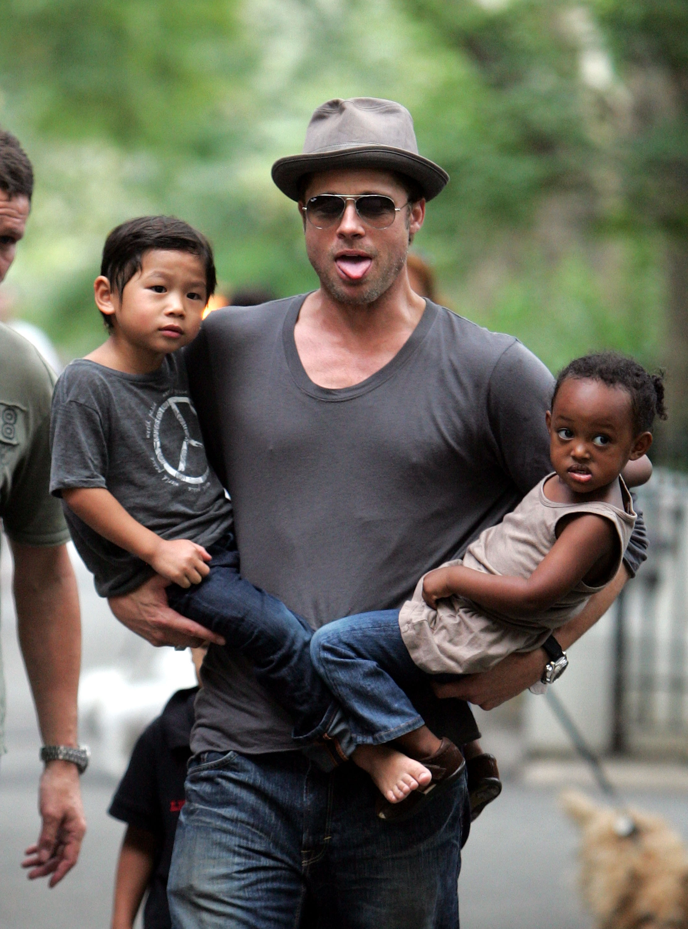Brad Pitt mit Pax und Zahara Jolie-Pitt in New York am 26. August 2007. | Quelle: Getty Images