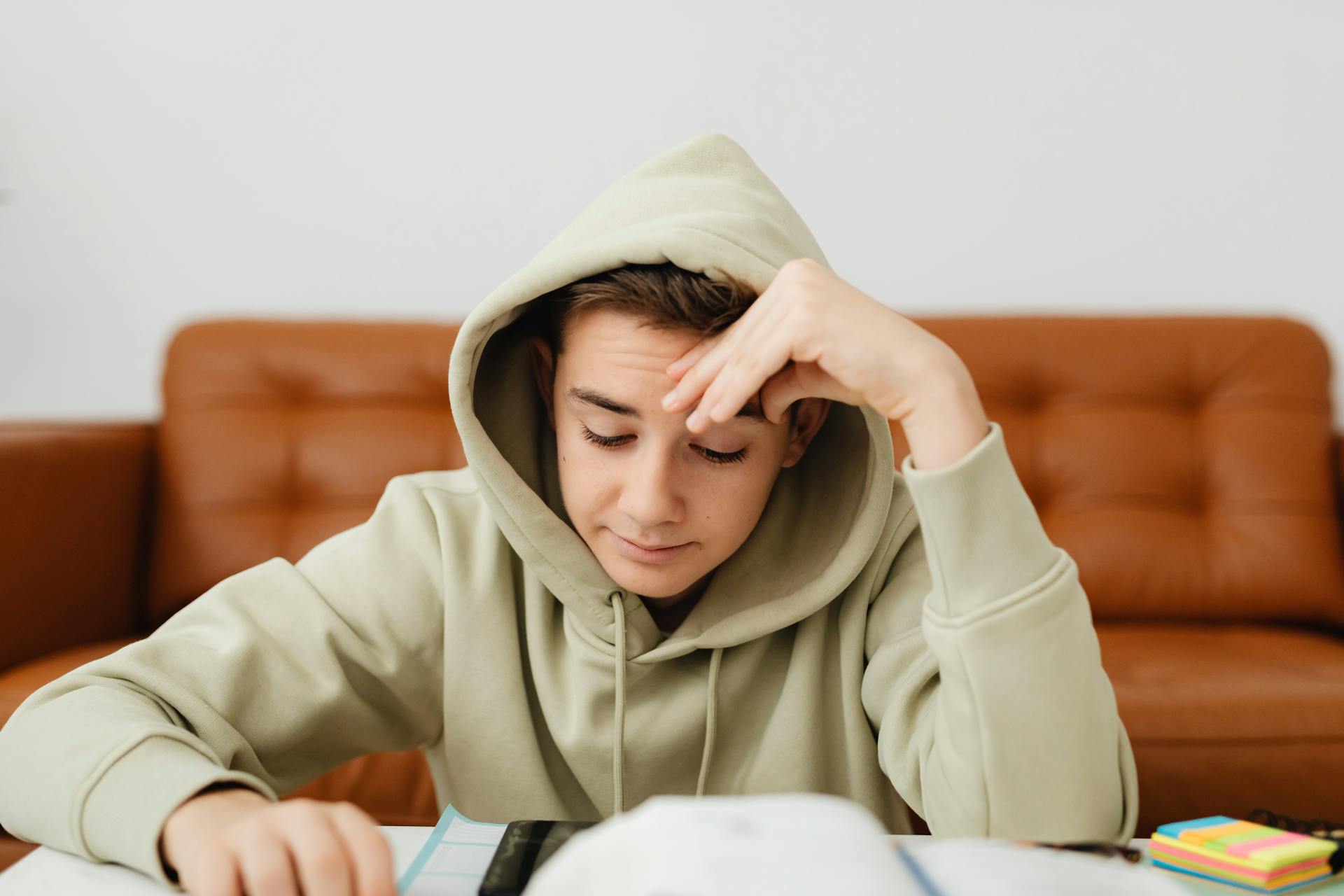 Ein Jugendlicher macht Hausaufgaben | Quelle: Pexels
