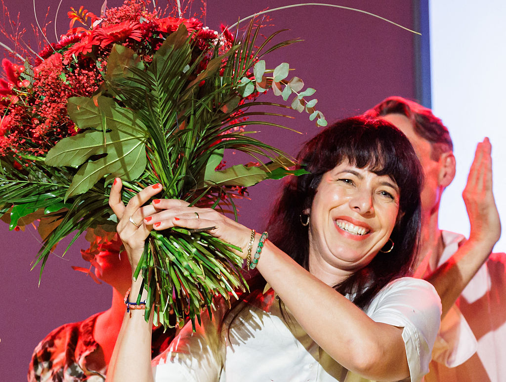Elif Eralp, Spitzenkandidatin der Partei Die Linke für die Berliner Landtagswahl, feiert auf der Bühne bei der Wahlabend-Veranstaltung der Partei Die Linke nach der Berliner Landtagswahl im Festsaal Kreuzberg in Berlin am 20. September 2026. | Quelle: Getty Images
