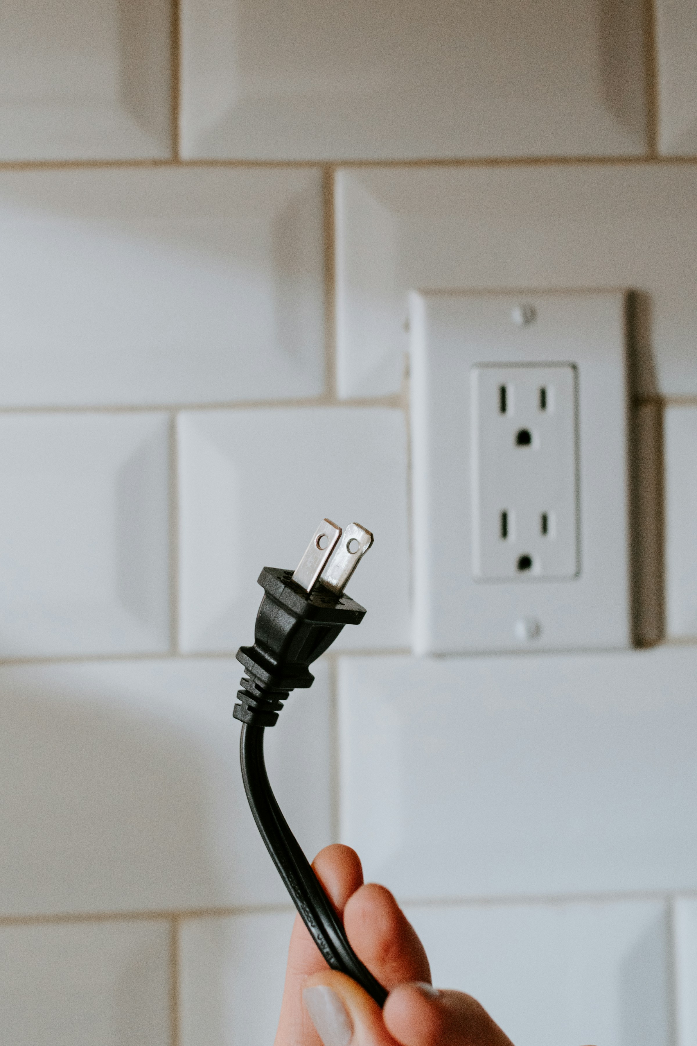 Eine Frau hält einen Stecker | Quelle: Unsplash