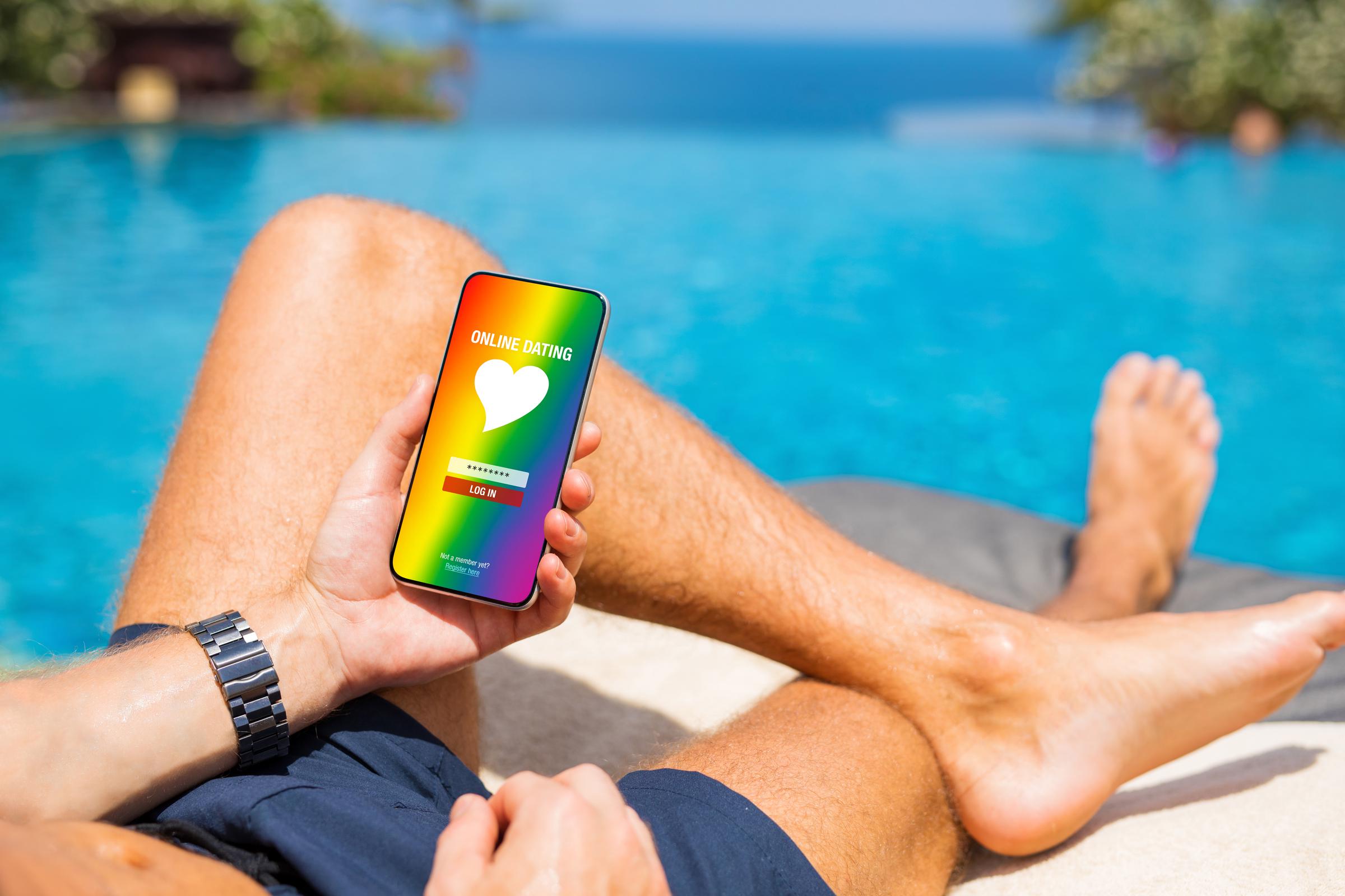 Eine Person, die eine LGBTQ+-Dating-App nutzt | Quelle: Shutterstock