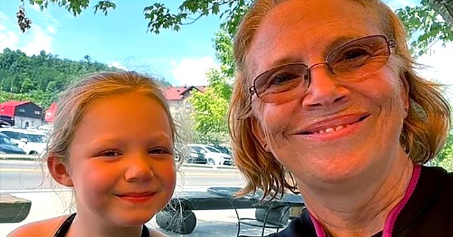 Susan Leger mit ihrer Enkelin. | Quelle: Twitter.com/DailyMirror
