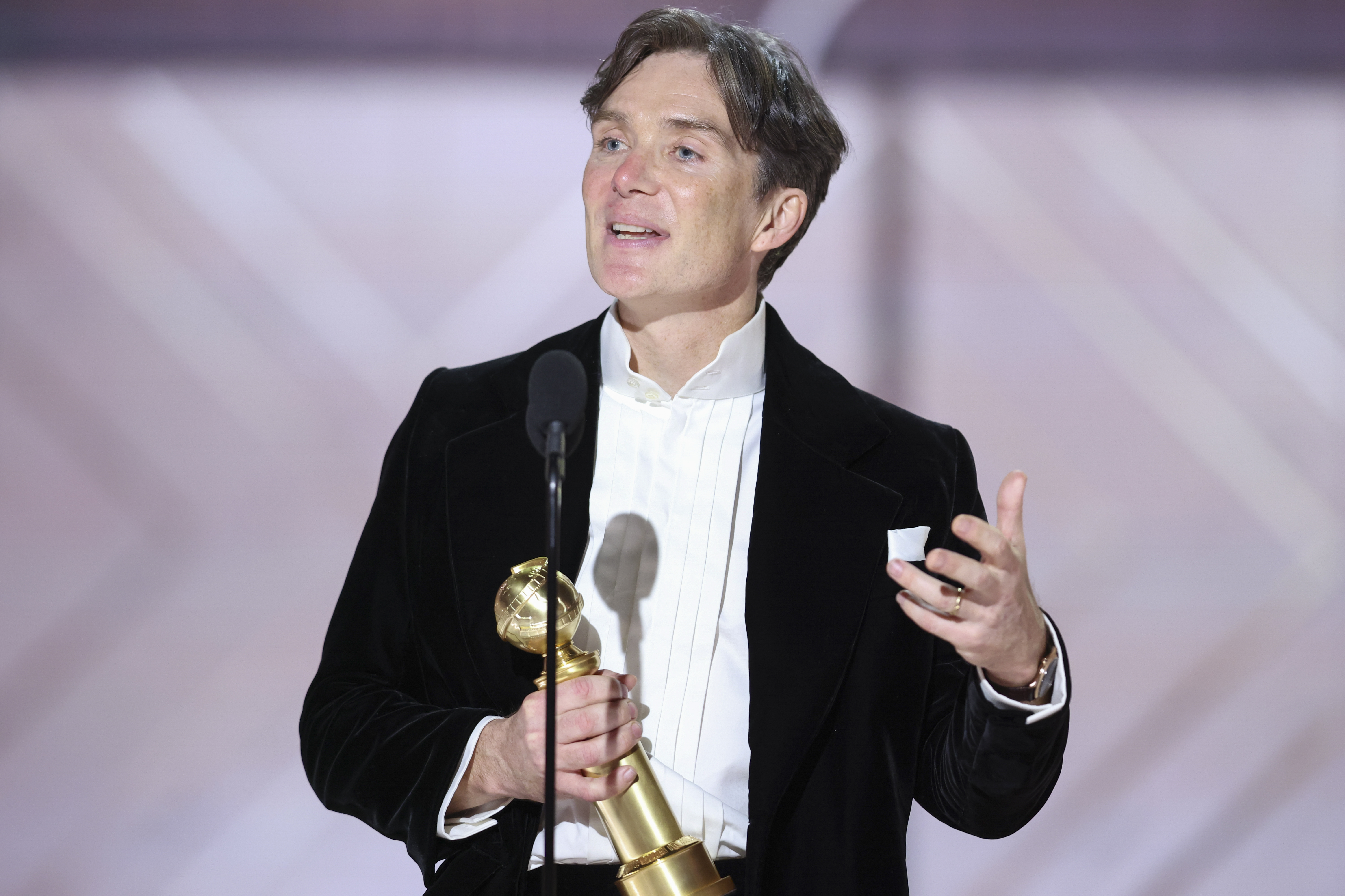 Cillian Murphy nimmt den Preis für die beste Leistung eines männlichen Schauspielers in einem Filmdrama für "Oppenheimer" bei den 81. Golden Globe Awards am 7. Januar 2024 in Beverly Hills, Kalifornien entgegen | Quelle: Getty Images