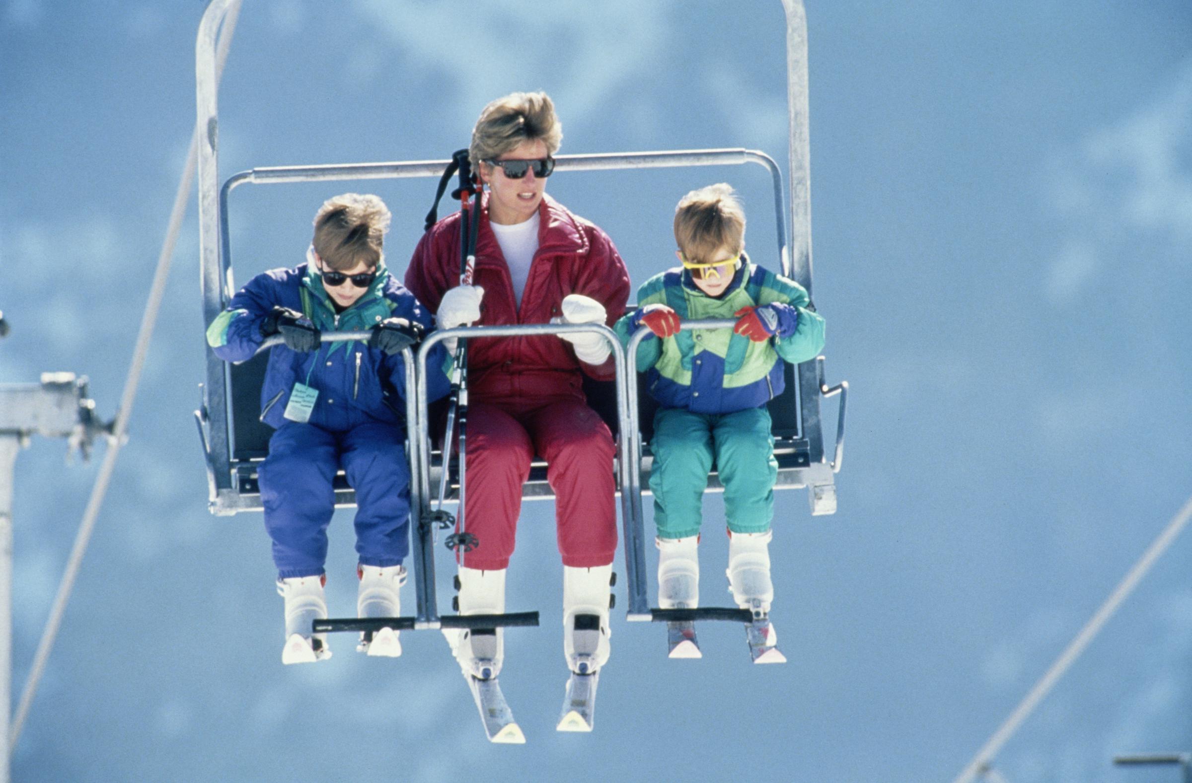 Im März 1993, vier Jahre bevor die Brüder ihre Mutter verloren, fuhr Diana mit William und Harry in den Skiurlaub nach Lech in Österreich. | Quelle: Getty Images