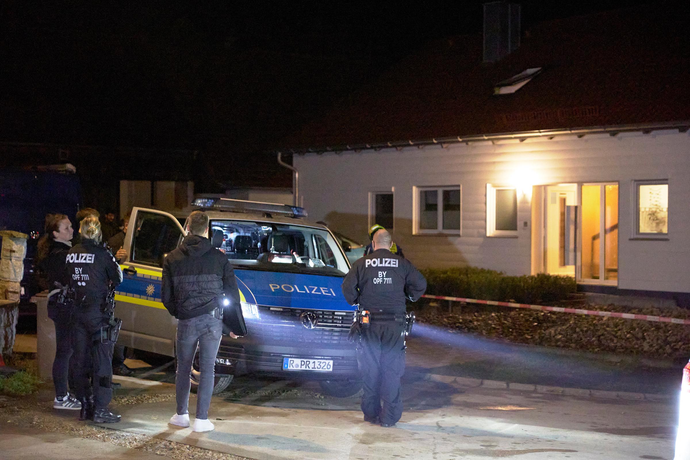 Die Polizei hat den Bereich rund um das Haus des Verdächtigen abgesperrt. | Quelle: Getty Images