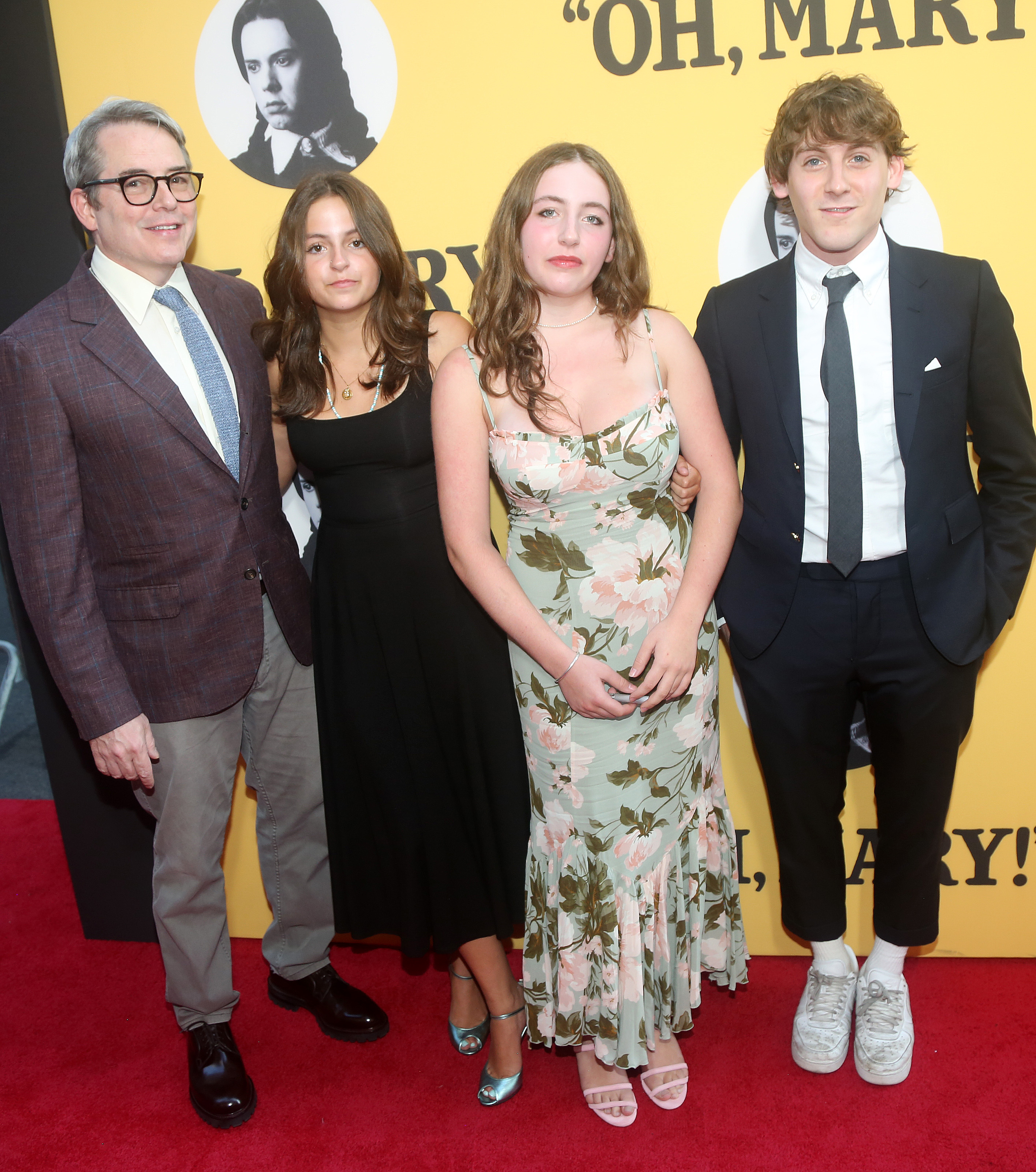 Matthew, Marion, Tabitha und James Broderick besuchen die Premiere von "Oh, Mary" am Broadway im Lyceum Theatre in New York City am 11. Juli 2024. | Quelle: Getty Images