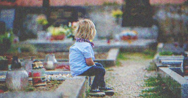 Derek hat eines Tages einen kleinen Jungen neben Alices Grab sitzen sehen | Quelle: Shutterstock