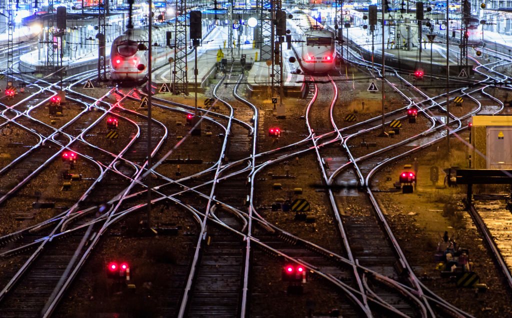 ICE-Züge am Hauptbahnhof in München, Deutschland | Quelle: Getty Images