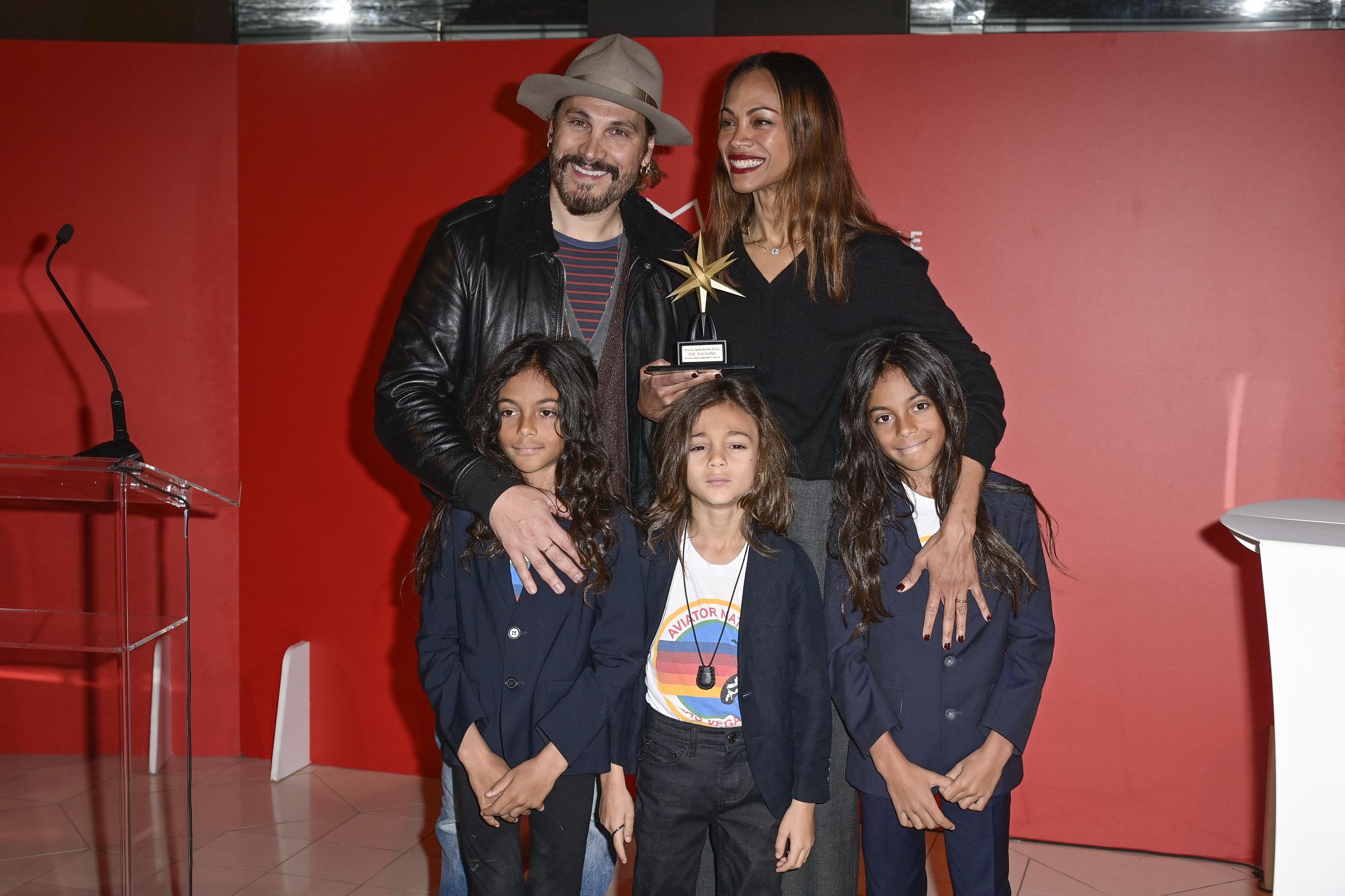 Marco Perego und Zoe Saldaña mit ihren Kindern Cy, Bowie und Zen Perego-Saldaña. | Quelle: Getty Images