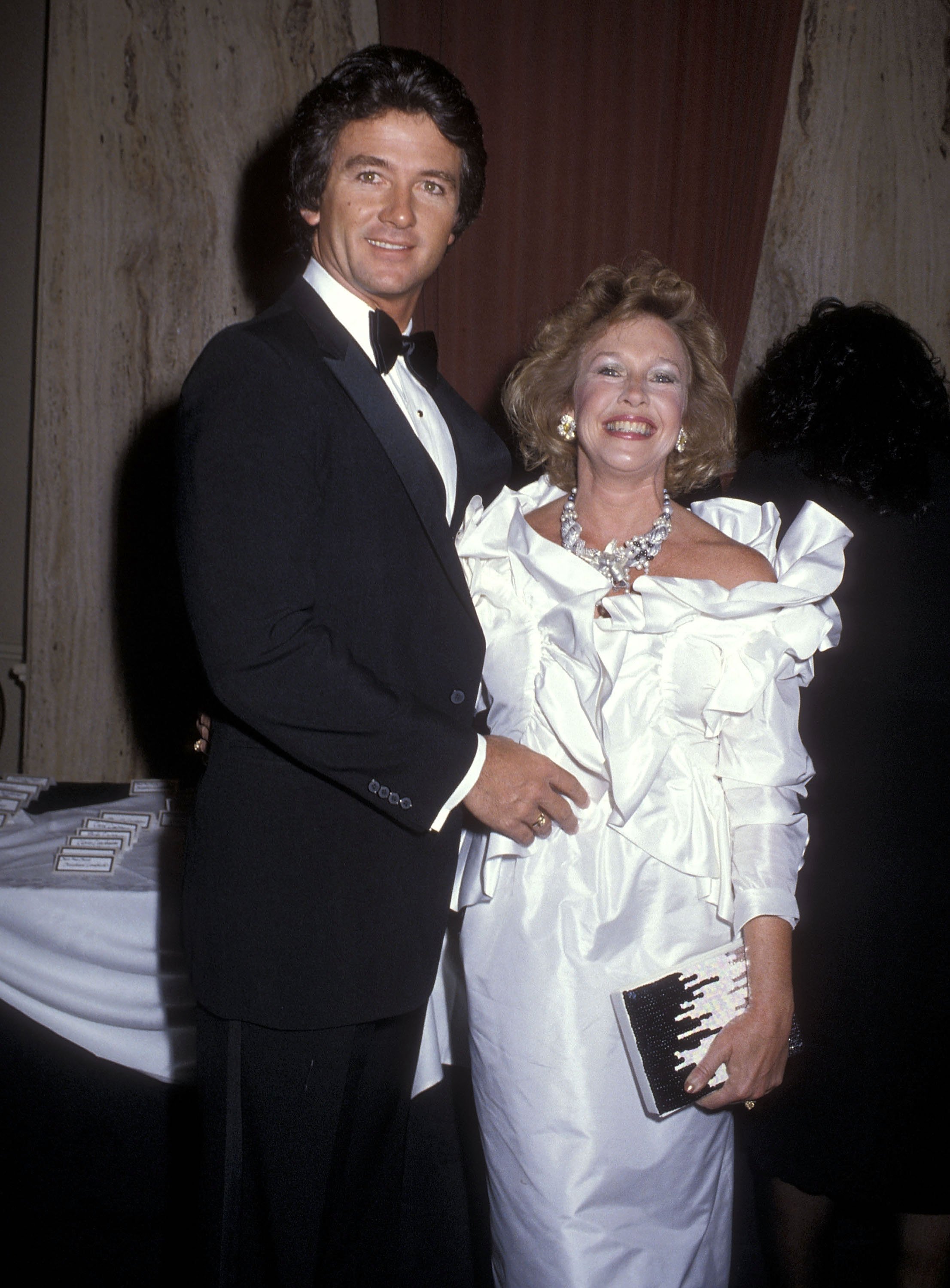 Patrick Duffy und Carlyn Rosser wurden am 31. März 1985 im Beverly Hilton Hotel gesichtet. | Quelle: Getty Images